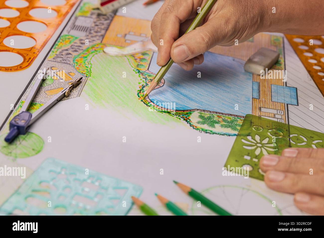 Architetto paesaggista studente che impara a progettare la pianta del giardino disegnando a mano. Foto Stock
