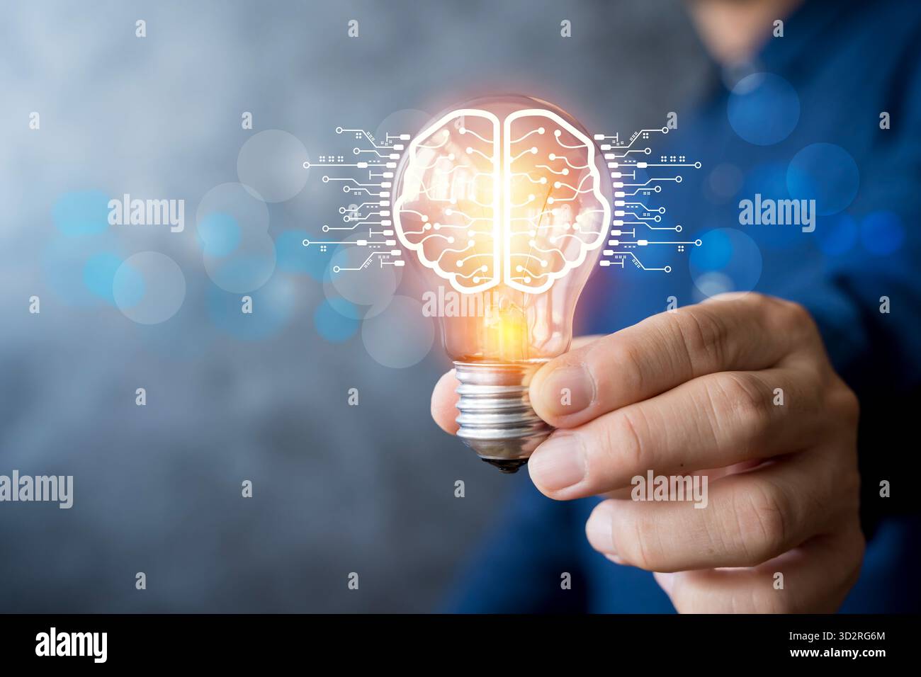 Concetto di innovazione DELL'INTELLIGENZA ARTIFICIALE che mostra una lampadina a incandescenza con il simbolo digitale del cervello che rappresenta l'intelligenza artificiale, il pensiero creativo e lo sviluppo tecnologico Foto Stock