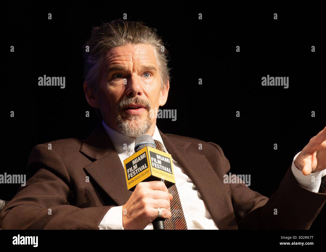 Miami, Stati Uniti d'America. 1 novembre 2025. MIAMI, FLORIDA - 2 NOVEMBRE: Ethan Hawke parla al Variety Virtuoso Award durante il dodicesimo Festival annuale di Miami al Chapman Conference Center il 2 novembre 2025 a Miami, Florida. (Foto di Alberto E. Tamargo/Sipa USA) credito: SIPA USA/Alamy Live News Foto Stock