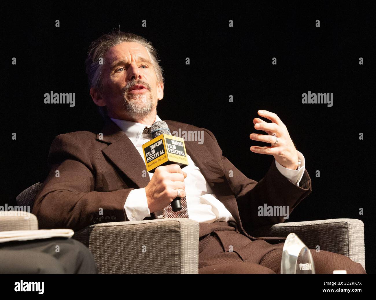 Miami, Stati Uniti d'America. 1 novembre 2025. MIAMI, FLORIDA - 2 NOVEMBRE: Ethan Hawke parla al Variety Virtuoso Award durante il dodicesimo Festival annuale di Miami al Chapman Conference Center il 2 novembre 2025 a Miami, Florida. (Foto di Alberto E. Tamargo/Sipa USA) credito: SIPA USA/Alamy Live News Foto Stock