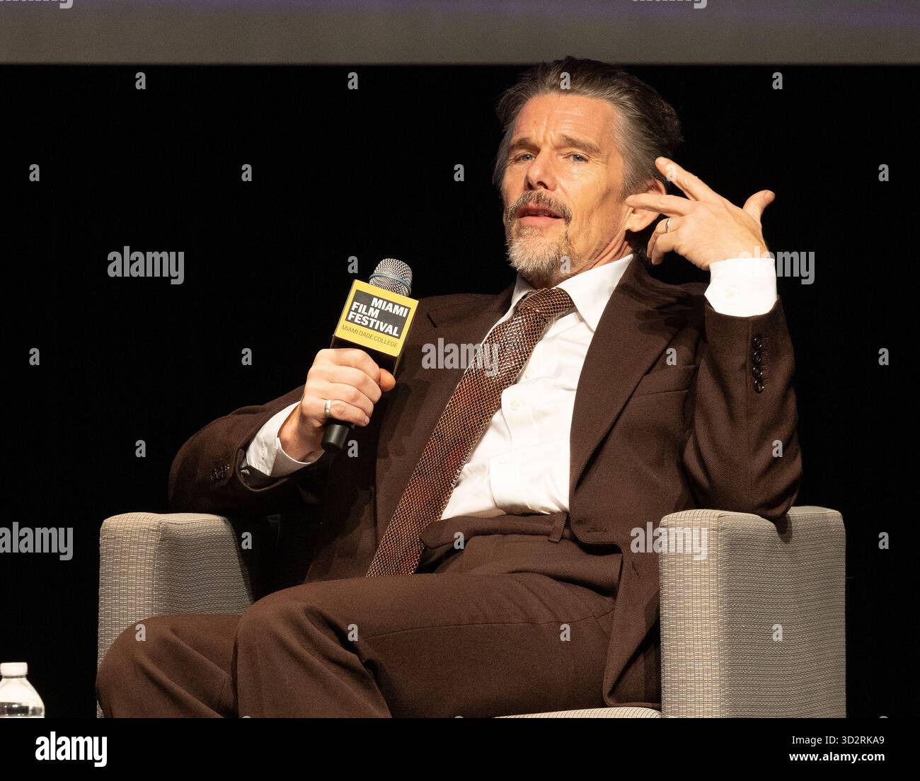 Miami, Stati Uniti d'America. 1 novembre 2025. MIAMI, FLORIDA - 2 NOVEMBRE: Ethan Hawke parla al Variety Virtuoso Award durante il dodicesimo Festival annuale di Miami al Chapman Conference Center il 2 novembre 2025 a Miami, Florida. (Foto di Alberto E. Tamargo/Sipa USA) credito: SIPA USA/Alamy Live News Foto Stock