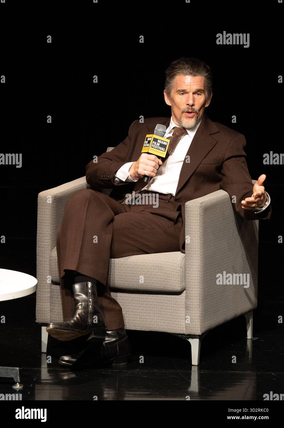 Miami, Stati Uniti d'America. 1 novembre 2025. MIAMI, FLORIDA - 2 NOVEMBRE: Ethan Hawke parla al Variety Virtuoso Award durante il dodicesimo Festival annuale di Miami al Chapman Conference Center il 2 novembre 2025 a Miami, Florida. (Foto di Alberto E. Tamargo/Sipa USA) credito: SIPA USA/Alamy Live News Foto Stock