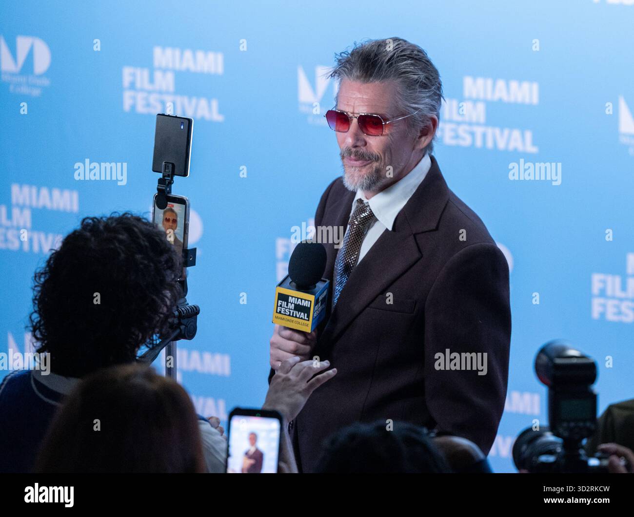 Miami, Stati Uniti d'America. 2 novembre 2025. MIAMI, FLORIDA - 2 NOVEMBRE: Ethan Hawke partecipa al Variety Virtuoso Award durante la dodicesima edizione del Miami Film Festival GEMME al Chapman Conference Center il 2 novembre 2025 a Miami, Florida. (Foto di Alberto E. Tamargo/Sipa USA) credito: SIPA USA/Alamy Live News Foto Stock