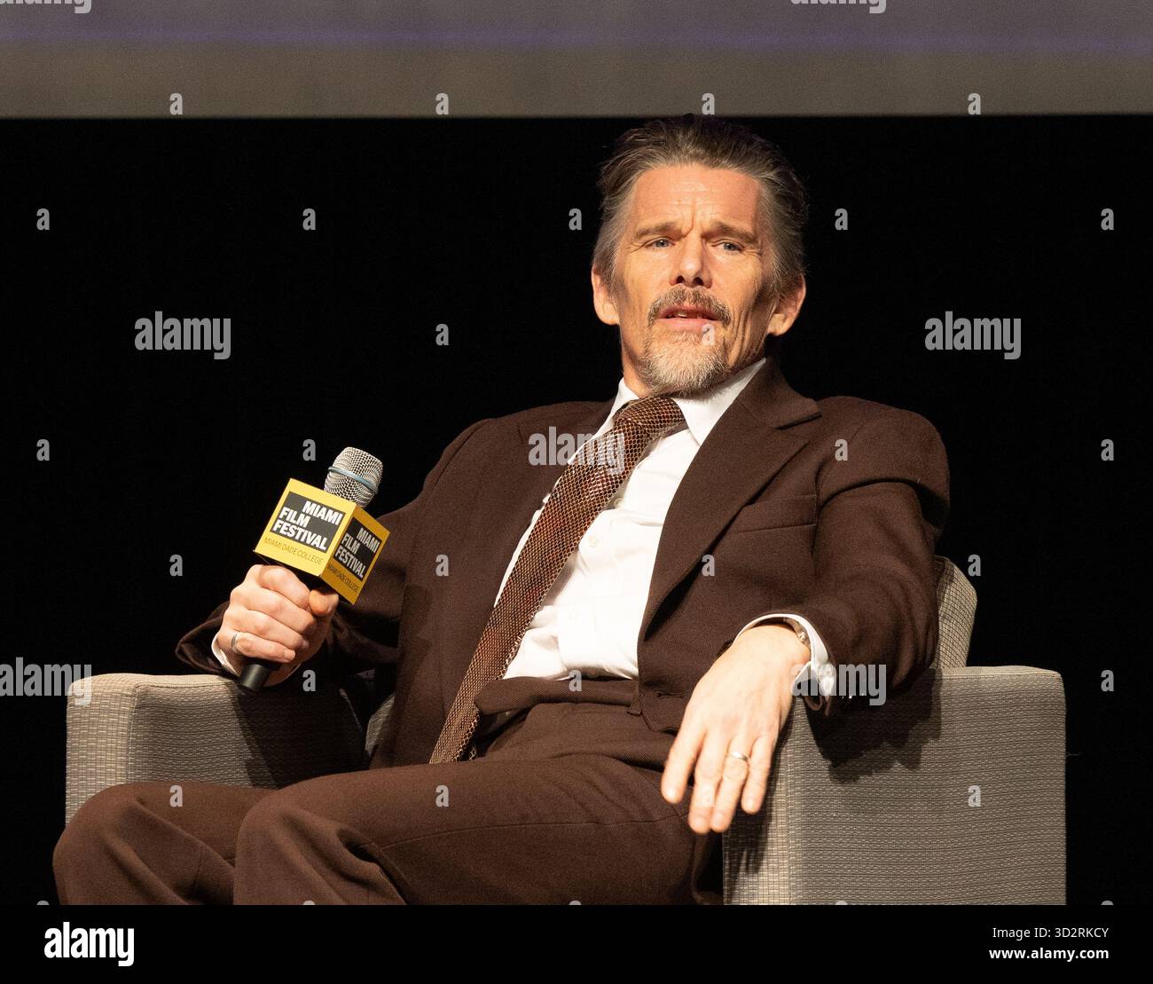 Miami, Stati Uniti d'America. 1 novembre 2025. MIAMI, FLORIDA - 2 NOVEMBRE: Ethan Hawke parla al Variety Virtuoso Award durante il dodicesimo Festival annuale di Miami al Chapman Conference Center il 2 novembre 2025 a Miami, Florida. (Foto di Alberto E. Tamargo/Sipa USA) credito: SIPA USA/Alamy Live News Foto Stock