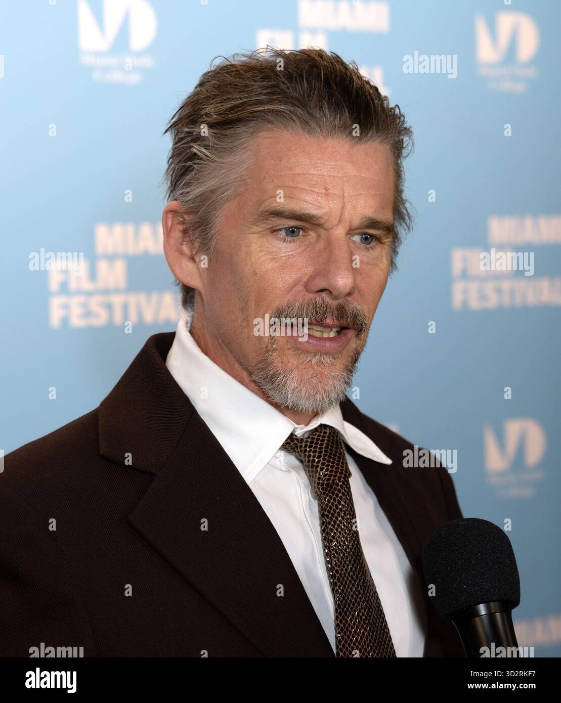Miami, Stati Uniti d'America. 1 novembre 2025. MIAMI, FLORIDA - 2 NOVEMBRE: Ethan Hawke partecipa al Variety Virtuoso Award durante il dodicesimo Festival annuale di Miami, GEMME al Chapman Conference Center il 2 novembre 2025 a Miami, Florida (foto di Alberto E. Tamargo/Sipa USA) crediti: SIPA USA/Alamy Live News Foto Stock