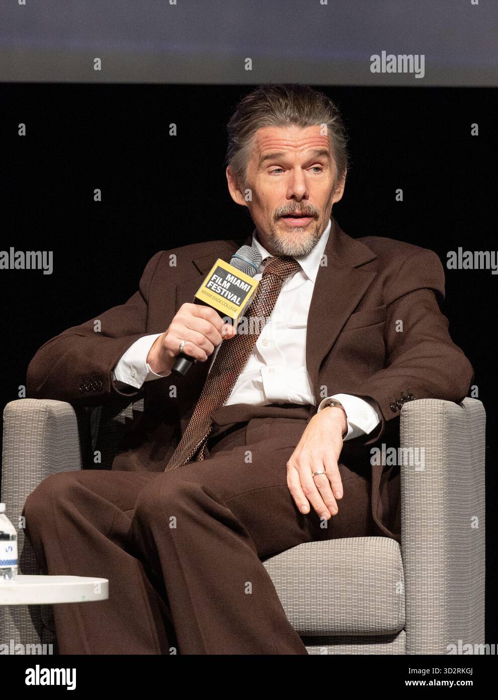 Miami, Stati Uniti d'America. 1 novembre 2025. MIAMI, FLORIDA - 2 NOVEMBRE: Ethan Hawke parla al Variety Virtuoso Award durante il dodicesimo Festival annuale di Miami al Chapman Conference Center il 2 novembre 2025 a Miami, Florida. (Foto di Alberto E. Tamargo/Sipa USA) credito: SIPA USA/Alamy Live News Foto Stock