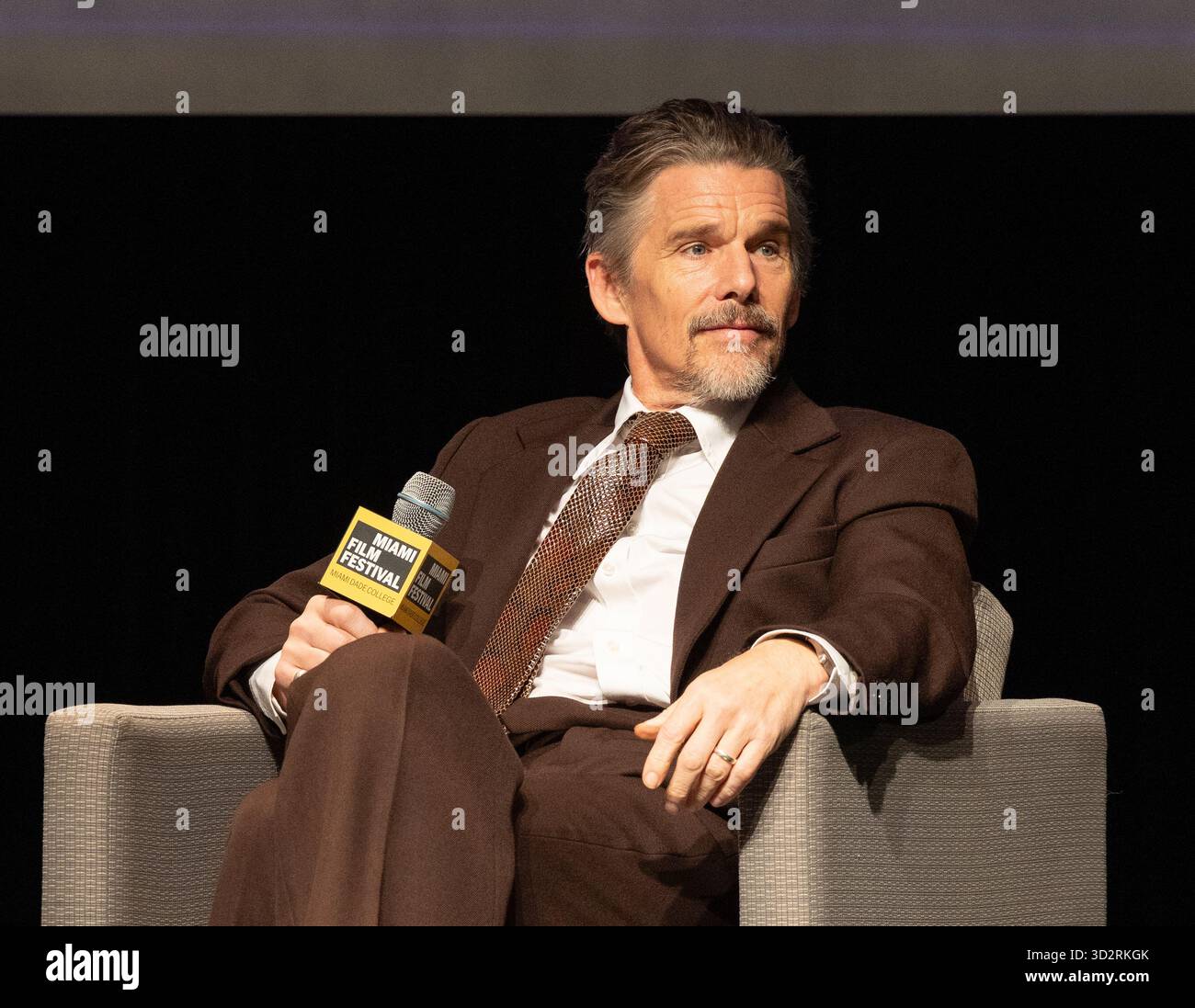 Miami, Stati Uniti d'America. 1 novembre 2025. MIAMI, FLORIDA - 2 NOVEMBRE: Ethan Hawke parla al Variety Virtuoso Award durante il dodicesimo Festival annuale di Miami al Chapman Conference Center il 2 novembre 2025 a Miami, Florida. (Foto di Alberto E. Tamargo/Sipa USA) credito: SIPA USA/Alamy Live News Foto Stock