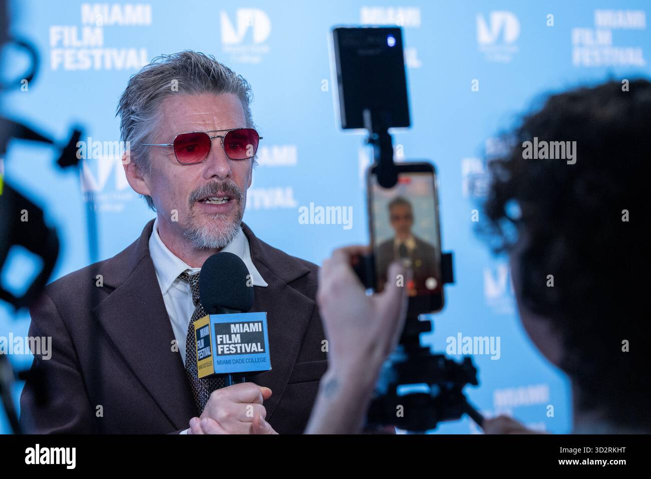 Miami, Stati Uniti d'America. 2 novembre 2025. MIAMI, FLORIDA - 2 NOVEMBRE: Ethan Hawke partecipa al Variety Virtuoso Award durante la dodicesima edizione del Miami Film Festival GEMME al Chapman Conference Center il 2 novembre 2025 a Miami, Florida. (Foto di Alberto E. Tamargo/Sipa USA) credito: SIPA USA/Alamy Live News Foto Stock