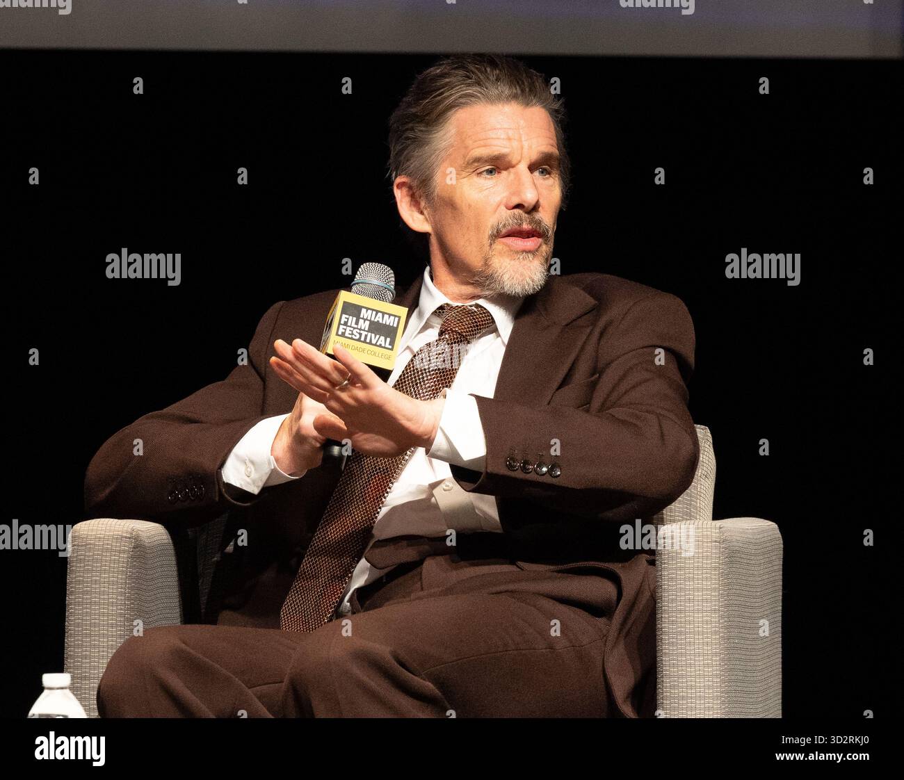 Miami, Stati Uniti d'America. 1 novembre 2025. MIAMI, FLORIDA - 2 NOVEMBRE: Ethan Hawke parla al Variety Virtuoso Award durante il dodicesimo Festival annuale di Miami al Chapman Conference Center il 2 novembre 2025 a Miami, Florida. (Foto di Alberto E. Tamargo/Sipa USA) credito: SIPA USA/Alamy Live News Foto Stock
