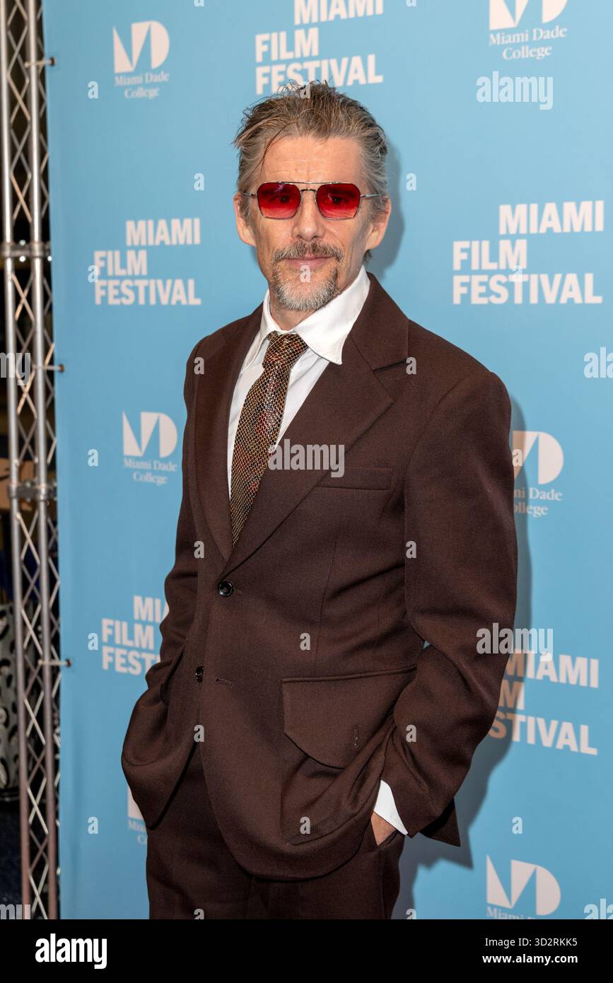 Miami, Stati Uniti d'America. 1 novembre 2025. MIAMI, FLORIDA - 2 NOVEMBRE: Ethan Hawke partecipa al Variety Virtuoso Award durante la dodicesima edizione del Miami Film Festival GEMME al Chapman Conference Center il 2 novembre 2025 a Miami, Florida. (Foto di Alberto E. Tamargo/Sipa USA) credito: SIPA USA/Alamy Live News Foto Stock
