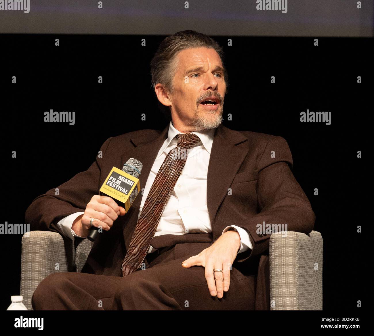Miami, Stati Uniti d'America. 1 novembre 2025. MIAMI, FLORIDA - 2 NOVEMBRE: Ethan Hawke parla al Variety Virtuoso Award durante il dodicesimo Festival annuale di Miami al Chapman Conference Center il 2 novembre 2025 a Miami, Florida. (Foto di Alberto E. Tamargo/Sipa USA) credito: SIPA USA/Alamy Live News Foto Stock