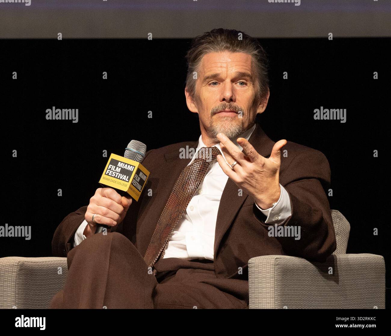 Miami, Stati Uniti d'America. 1 novembre 2025. MIAMI, FLORIDA - 2 NOVEMBRE: Ethan Hawke parla al Variety Virtuoso Award durante il dodicesimo Festival annuale di Miami al Chapman Conference Center il 2 novembre 2025 a Miami, Florida. (Foto di Alberto E. Tamargo/Sipa USA) credito: SIPA USA/Alamy Live News Foto Stock