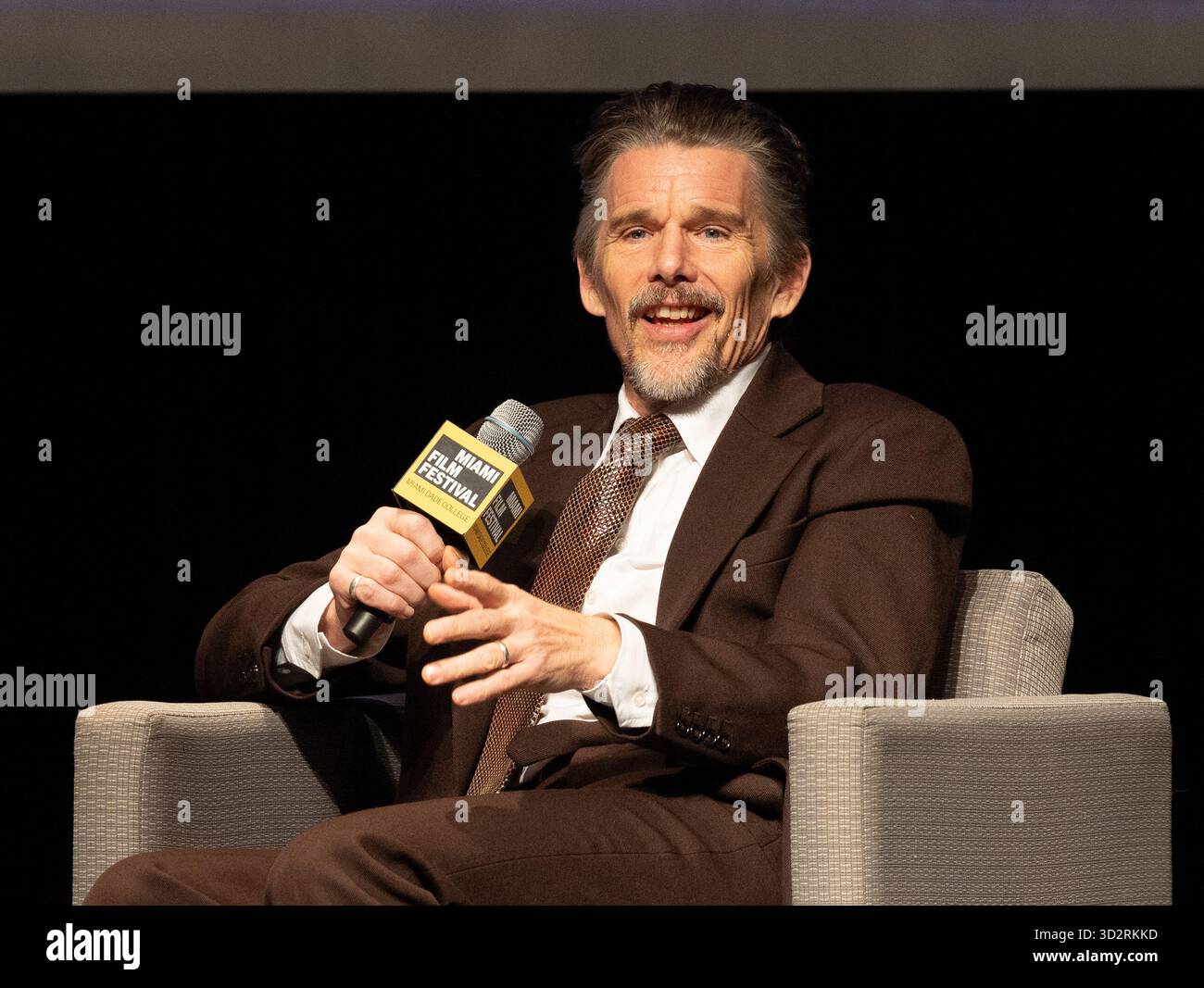 Miami, Stati Uniti d'America. 1 novembre 2025. MIAMI, FLORIDA - 2 NOVEMBRE: Ethan Hawke parla al Variety Virtuoso Award durante il dodicesimo Festival annuale di Miami al Chapman Conference Center il 2 novembre 2025 a Miami, Florida. (Foto di Alberto E. Tamargo/Sipa USA) credito: SIPA USA/Alamy Live News Foto Stock