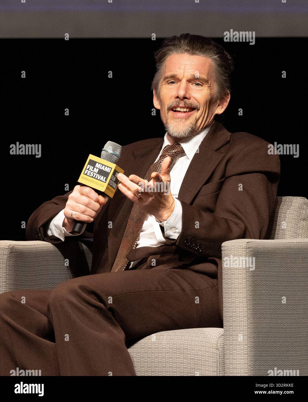 Miami, Stati Uniti d'America. 1 novembre 2025. MIAMI, FLORIDA - 2 NOVEMBRE: Ethan Hawke parla al Variety Virtuoso Award durante il dodicesimo Festival annuale di Miami al Chapman Conference Center il 2 novembre 2025 a Miami, Florida. (Foto di Alberto E. Tamargo/Sipa USA) credito: SIPA USA/Alamy Live News Foto Stock
