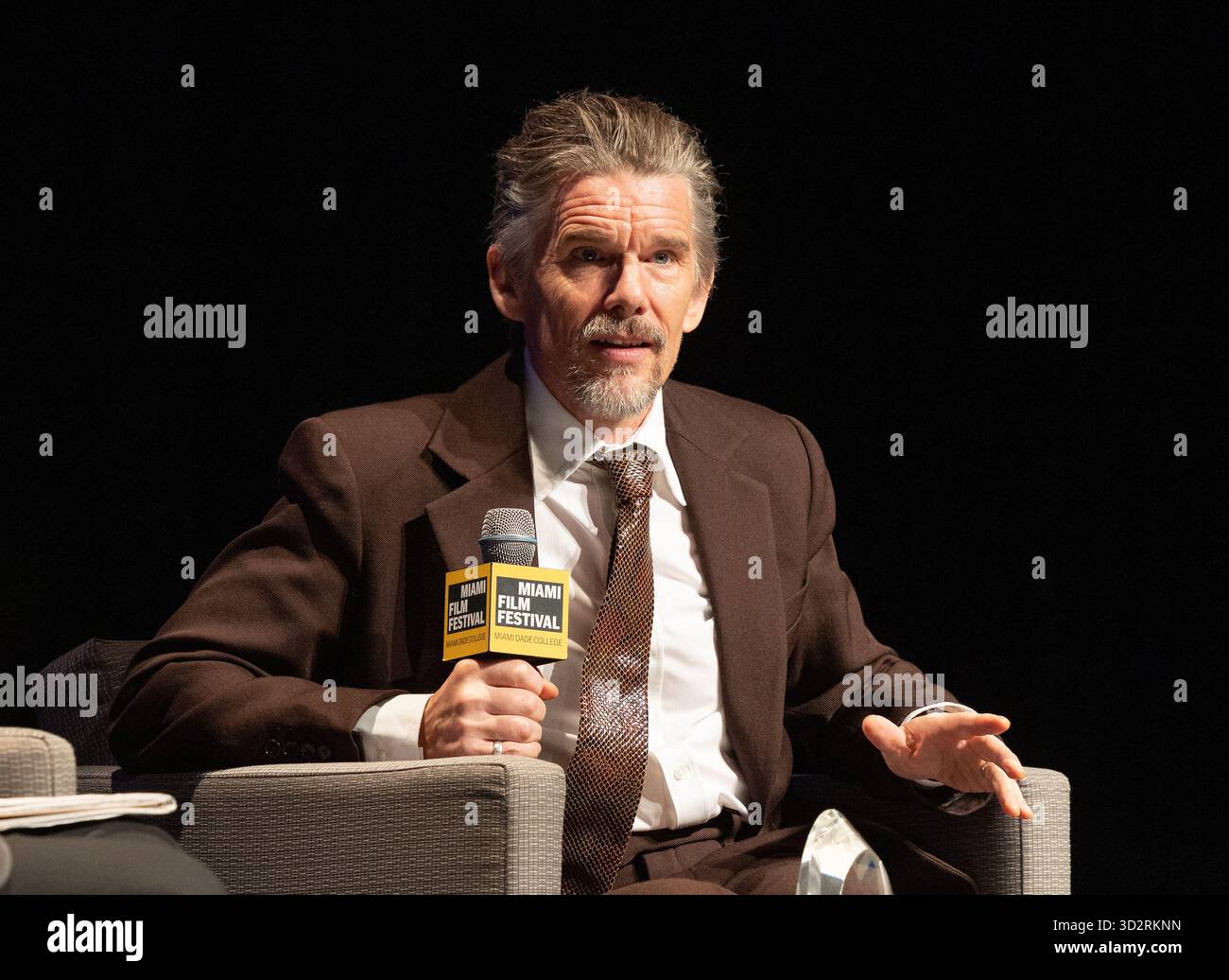 Miami, Stati Uniti d'America. 1 novembre 2025. MIAMI, FLORIDA - 2 NOVEMBRE: Ethan Hawke parla al Variety Virtuoso Award durante il dodicesimo Festival annuale di Miami al Chapman Conference Center il 2 novembre 2025 a Miami, Florida. (Foto di Alberto E. Tamargo/Sipa USA) credito: SIPA USA/Alamy Live News Foto Stock