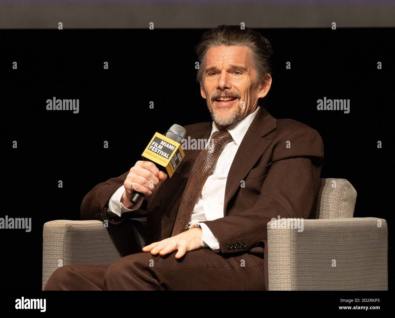 Miami, Stati Uniti d'America. 1 novembre 2025. MIAMI, FLORIDA - 2 NOVEMBRE: Ethan Hawke parla al Variety Virtuoso Award durante il dodicesimo Festival annuale di Miami al Chapman Conference Center il 2 novembre 2025 a Miami, Florida. (Foto di Alberto E. Tamargo/Sipa USA) credito: SIPA USA/Alamy Live News Foto Stock