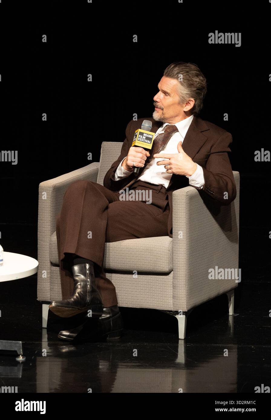 Miami, Stati Uniti d'America. 1 novembre 2025. MIAMI, FLORIDA - 2 NOVEMBRE: Ethan Hawke parla al Variety Virtuoso Award durante il dodicesimo Festival annuale di Miami al Chapman Conference Center il 2 novembre 2025 a Miami, Florida. (Foto di Alberto E. Tamargo/Sipa USA) credito: SIPA USA/Alamy Live News Foto Stock