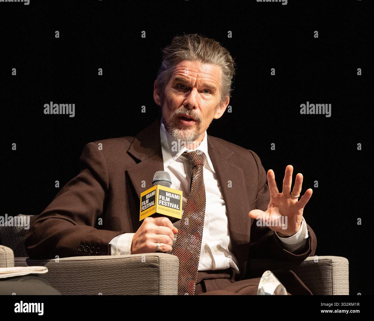 Miami, Stati Uniti d'America. 1 novembre 2025. MIAMI, FLORIDA - 2 NOVEMBRE: Ethan Hawke parla al Variety Virtuoso Award durante il dodicesimo Festival annuale di Miami al Chapman Conference Center il 2 novembre 2025 a Miami, Florida. (Foto di Alberto E. Tamargo/Sipa USA) credito: SIPA USA/Alamy Live News Foto Stock