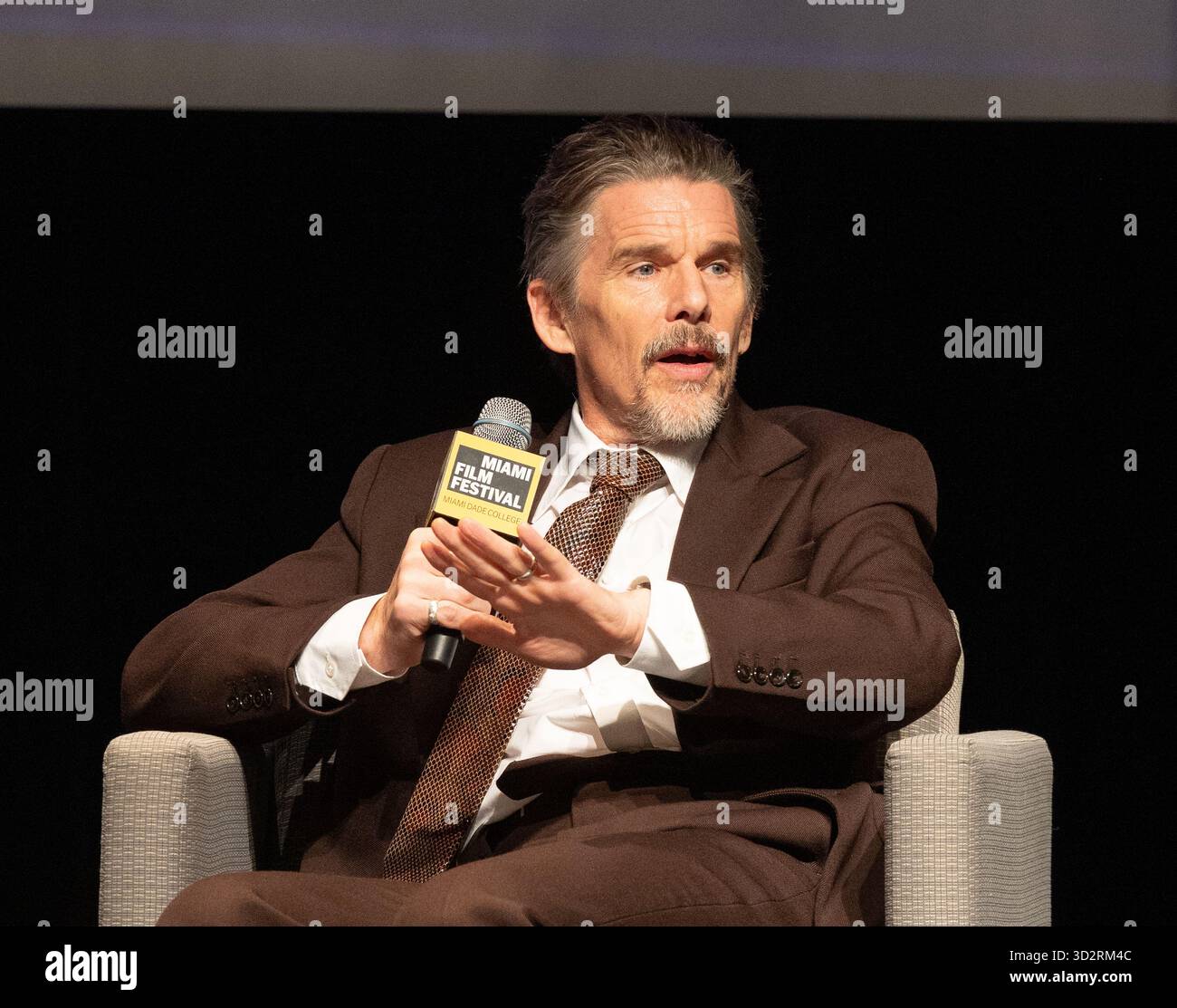 Miami, Stati Uniti d'America. 1 novembre 2025. MIAMI, FLORIDA - 2 NOVEMBRE: Ethan Hawke parla al Variety Virtuoso Award durante il dodicesimo Festival annuale di Miami al Chapman Conference Center il 2 novembre 2025 a Miami, Florida. (Foto di Alberto E. Tamargo/Sipa USA) credito: SIPA USA/Alamy Live News Foto Stock