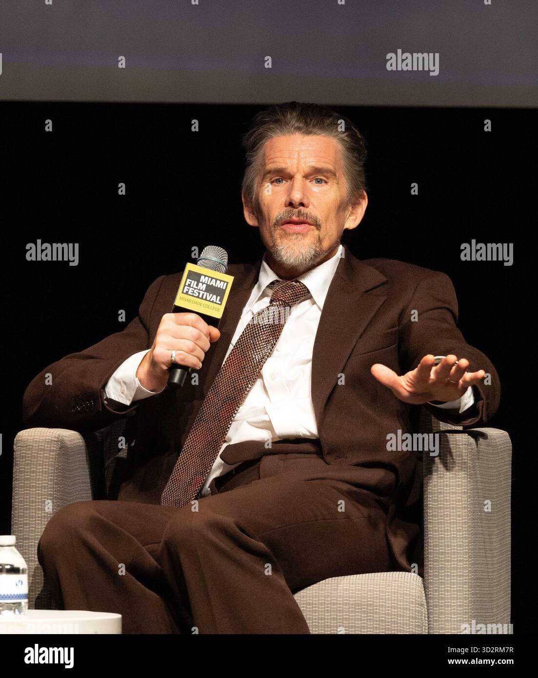 Miami, Stati Uniti d'America. 1 novembre 2025. MIAMI, FLORIDA - 2 NOVEMBRE: Ethan Hawke parla al Variety Virtuoso Award durante il dodicesimo Festival annuale di Miami al Chapman Conference Center il 2 novembre 2025 a Miami, Florida. (Foto di Alberto E. Tamargo/Sipa USA) credito: SIPA USA/Alamy Live News Foto Stock