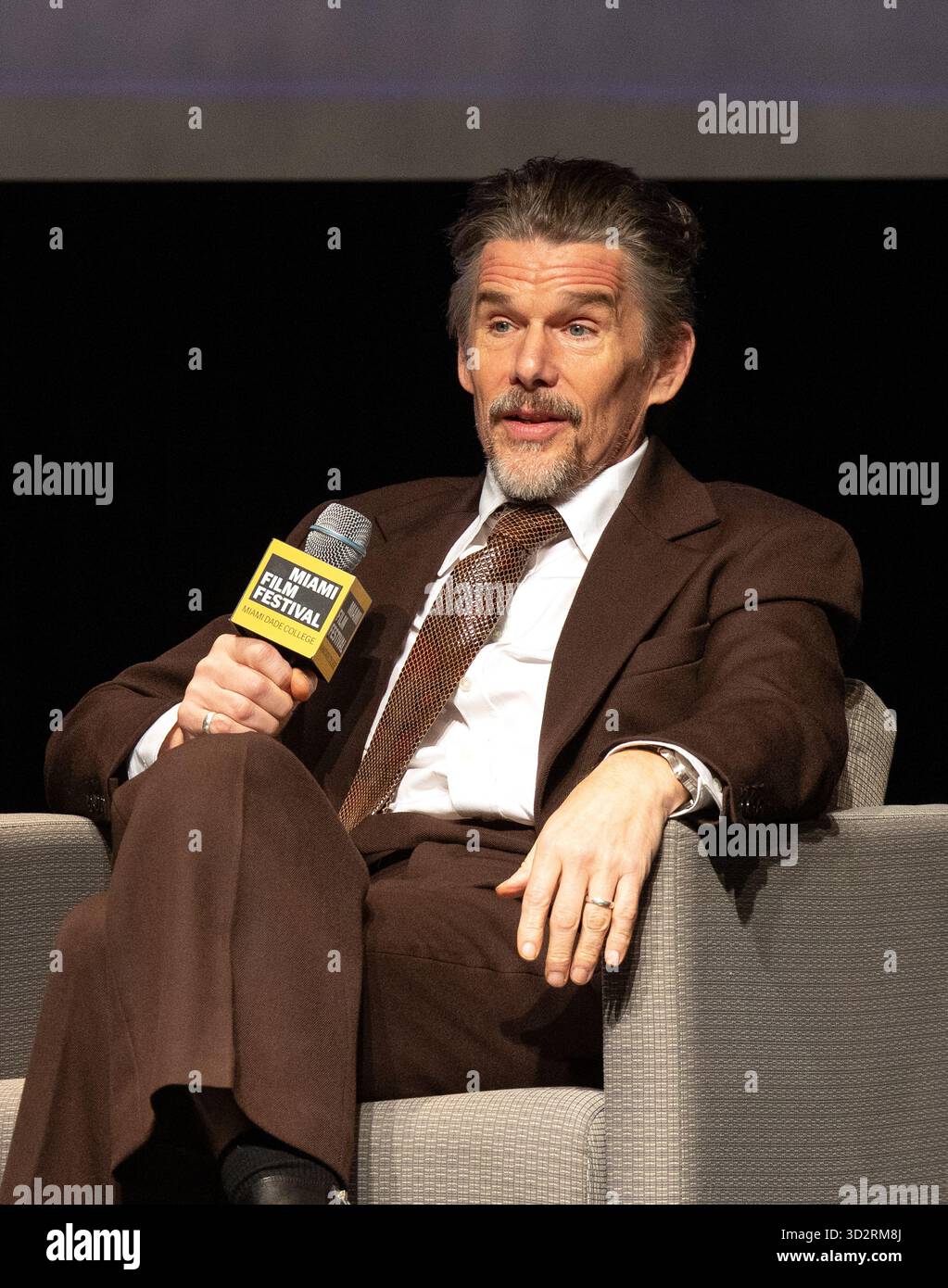 Miami, Stati Uniti d'America. 1 novembre 2025. MIAMI, FLORIDA - 2 NOVEMBRE: Ethan Hawke parla al Variety Virtuoso Award durante il dodicesimo Festival annuale di Miami al Chapman Conference Center il 2 novembre 2025 a Miami, Florida. (Foto di Alberto E. Tamargo/Sipa USA) credito: SIPA USA/Alamy Live News Foto Stock