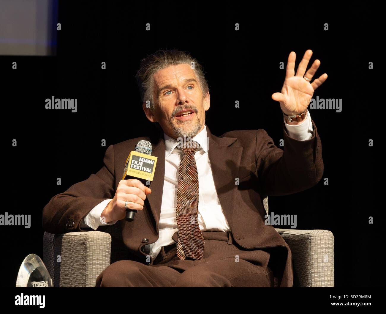 Miami, Stati Uniti d'America. 1 novembre 2025. MIAMI, FLORIDA - 2 NOVEMBRE: Ethan Hawke parla al Variety Virtuoso Award durante il dodicesimo Festival annuale di Miami al Chapman Conference Center il 2 novembre 2025 a Miami, Florida. (Foto di Alberto E. Tamargo/Sipa USA) credito: SIPA USA/Alamy Live News Foto Stock
