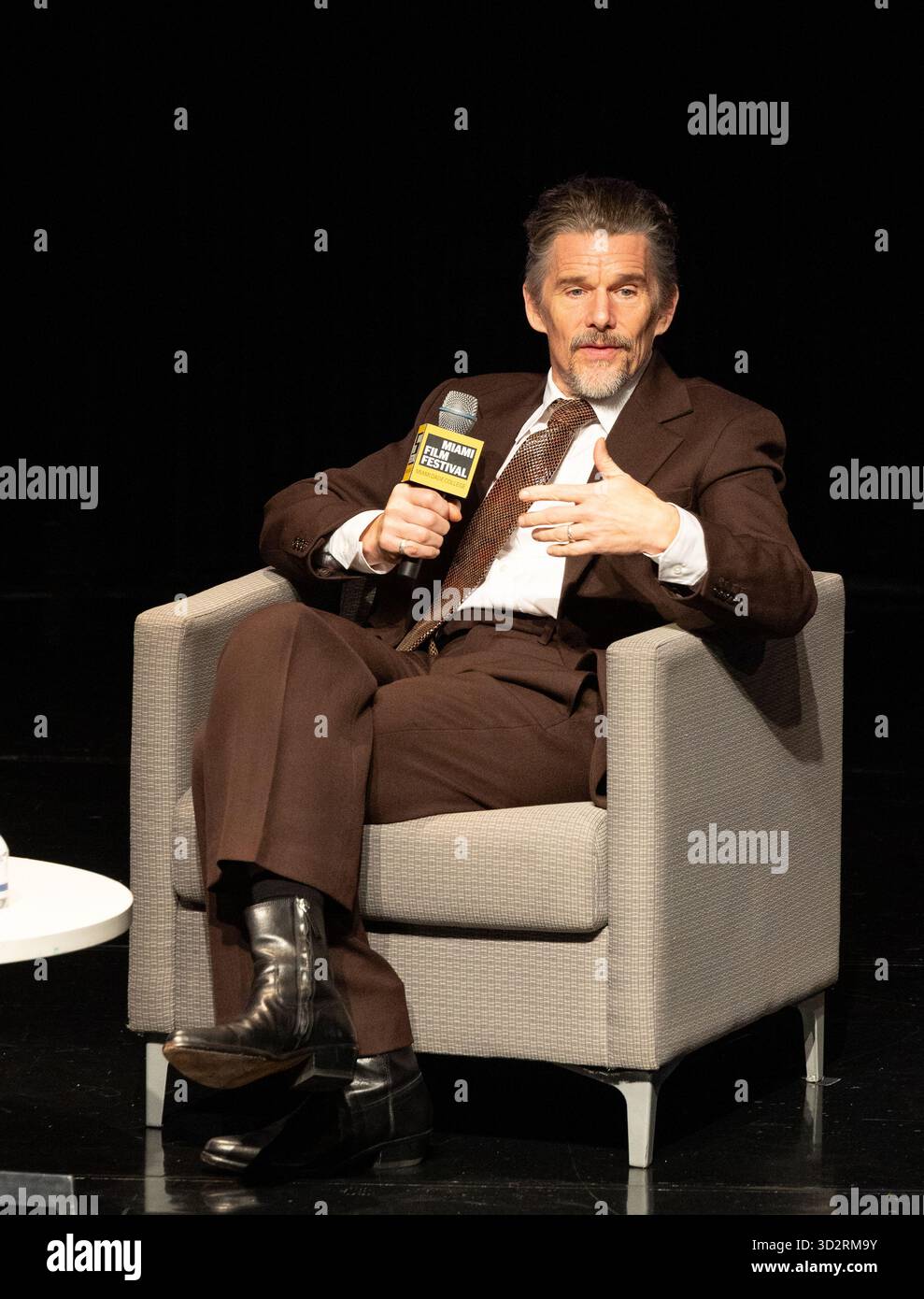 Miami, Stati Uniti d'America. 1 novembre 2025. MIAMI, FLORIDA - 2 NOVEMBRE: Ethan Hawke parla al Variety Virtuoso Award durante il dodicesimo Festival annuale di Miami al Chapman Conference Center il 2 novembre 2025 a Miami, Florida. (Foto di Alberto E. Tamargo/Sipa USA) credito: SIPA USA/Alamy Live News Foto Stock