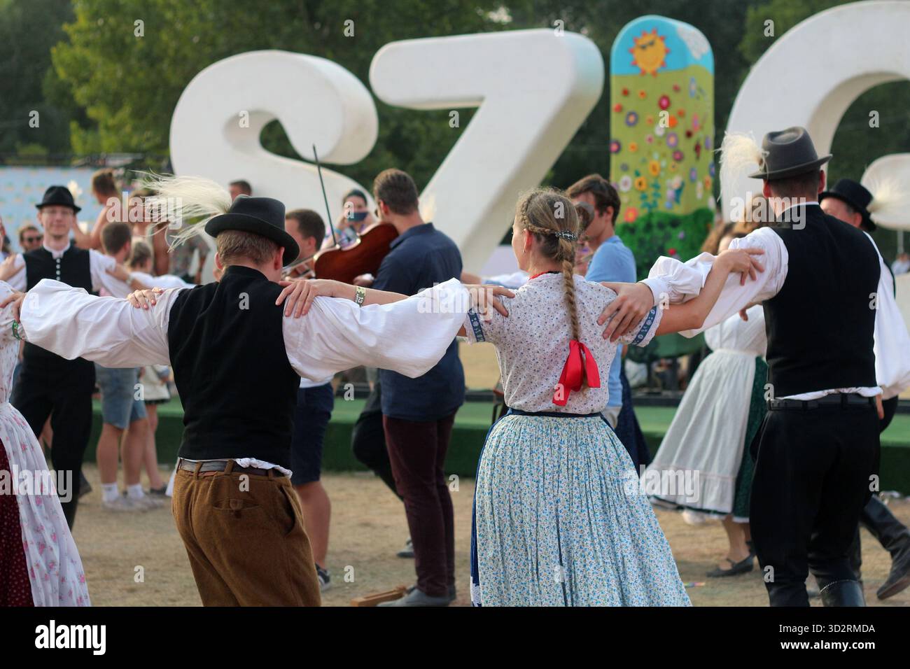 Gruppo di danza folcloristica ungherese che danza in costume nazionale tradizionale allo Sziget Festival di Budapest, Ungheria Foto Stock