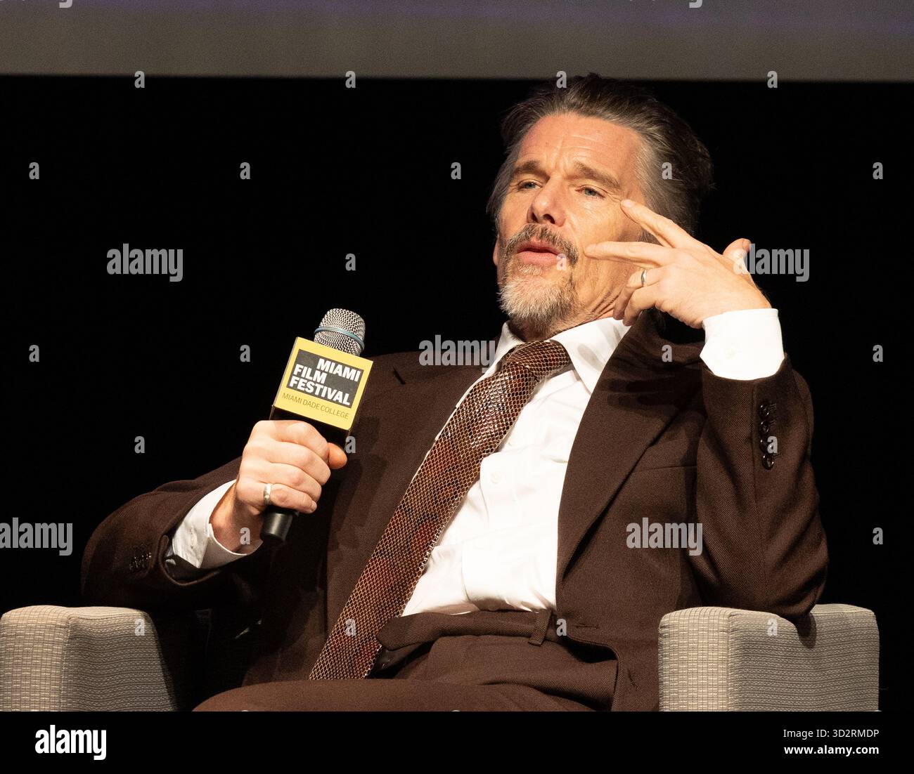 Miami, Stati Uniti d'America. 1 novembre 2025. MIAMI, FLORIDA - 2 NOVEMBRE: Ethan Hawke parla al Variety Virtuoso Award durante il dodicesimo Festival annuale di Miami al Chapman Conference Center il 2 novembre 2025 a Miami, Florida. (Foto di Alberto E. Tamargo/Sipa USA) credito: SIPA USA/Alamy Live News Foto Stock