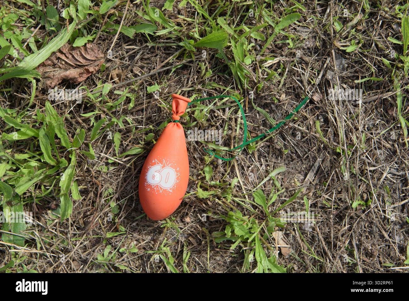 Dopo 60 anni. Concetto. Pallone sgonfiato con il numero 60 Foto Stock