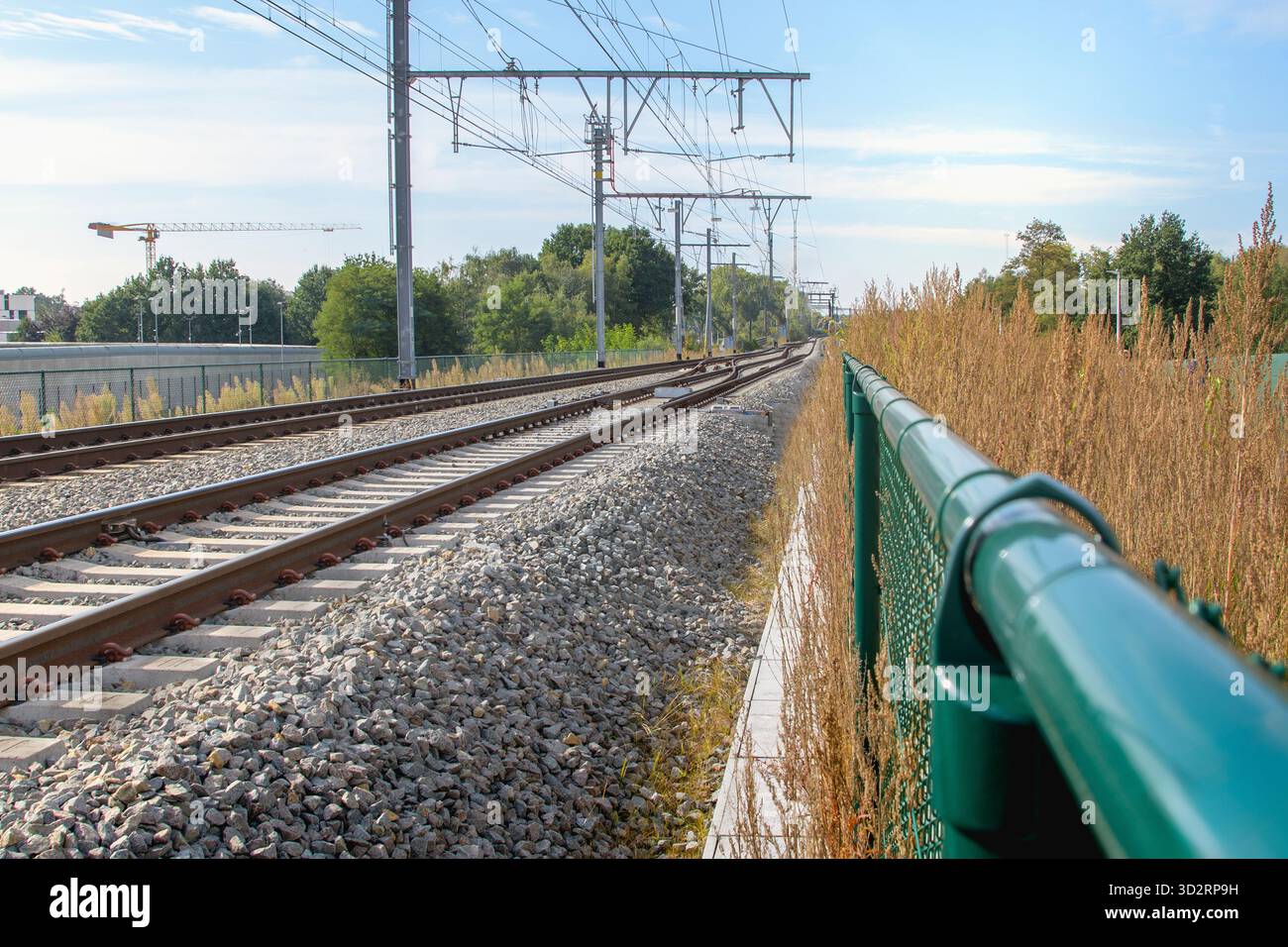 Recinzione a rete metallica su binari ferroviari per motivi di sicurezza. messa a fuoco selettiva Foto Stock