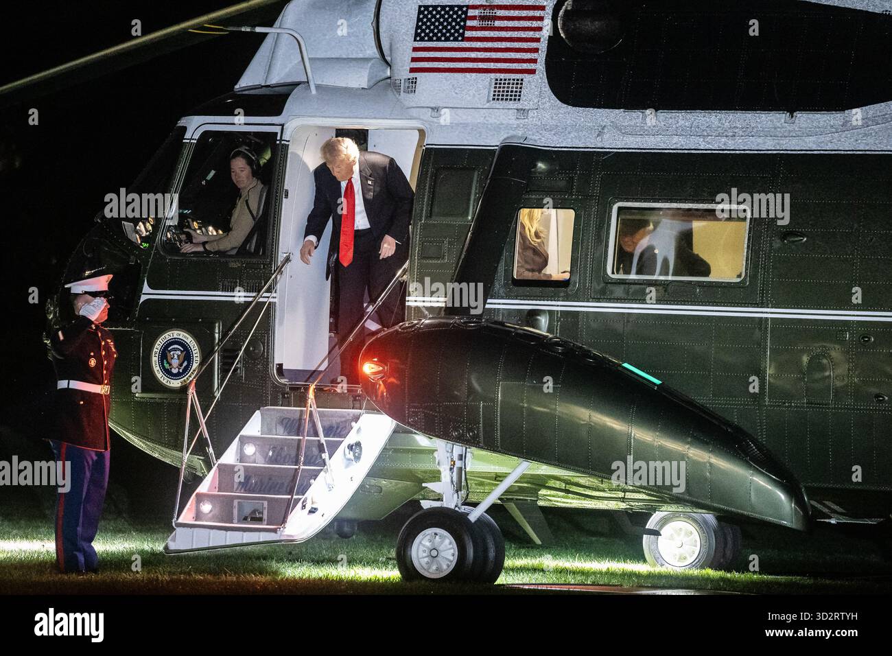 Washington, DC, USA. 2 novembre 2025. Il presidente degli Stati Uniti Donald J Trump sbarca da Marine One sul South Lawn della Casa Bianca a Washington, DC, USA, il 2 novembre 2025. Il Presidente torna dopo aver trascorso il fine settimana al suo resort Mar-a-Lago in Florida. Credito: Francis Chung/Pool tramite CNP/dpa/Alamy Live News Foto Stock