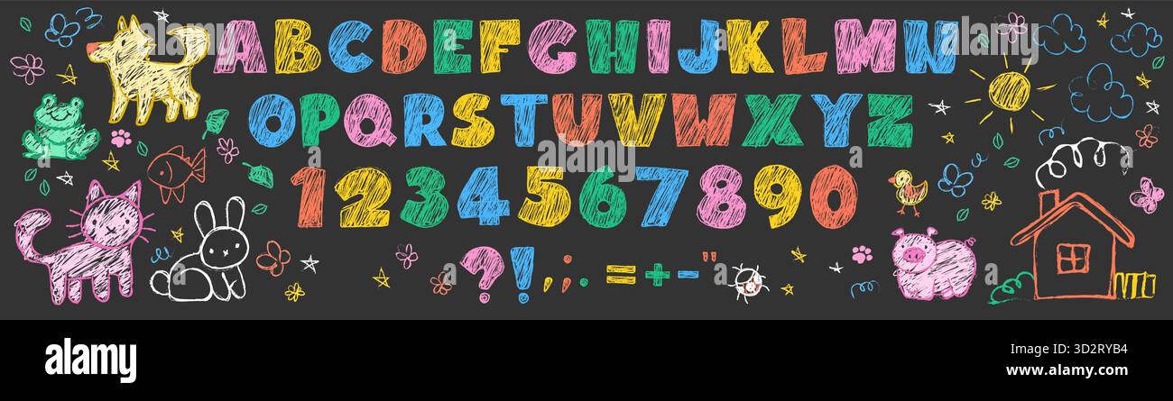 Tipografia dei bambini con alfabeto colorato pastello, numeri e giocose doodles di animali e fiori, sole con nuvole e casa sullo sfondo della lavagna. Lettere disegnate a mano con trama di gesso Illustrazione Vettoriale