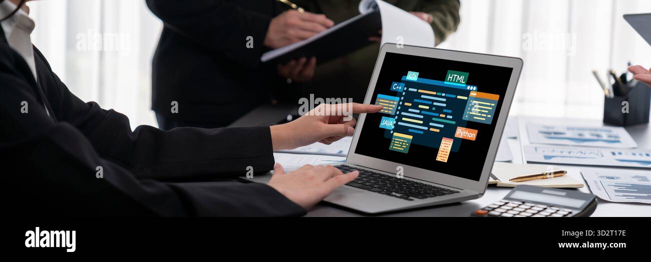 Lo sviluppo di software o la programmazione funzionano con lo schermo di codifica di vari linguaggi di programmazione come HTML, , e C brisk per lo sviluppo di nuove applicazioni Foto Stock