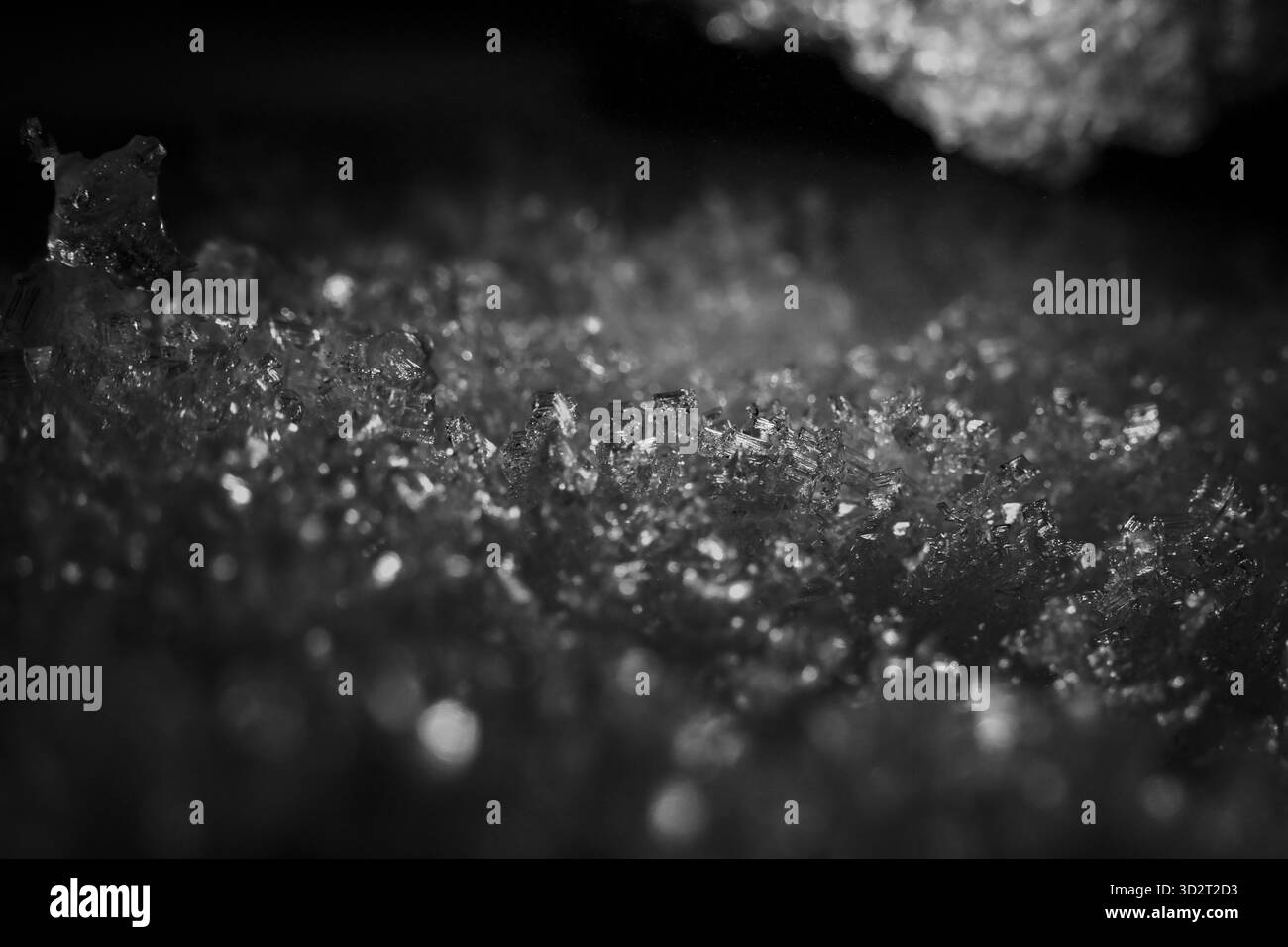 Vista ravvicinata di una superficie ghiacciata scintillante, che evoca un senso di freddo intenso e una texture granulare affascinante. dettagli intricati dei cristalli congelati Foto Stock