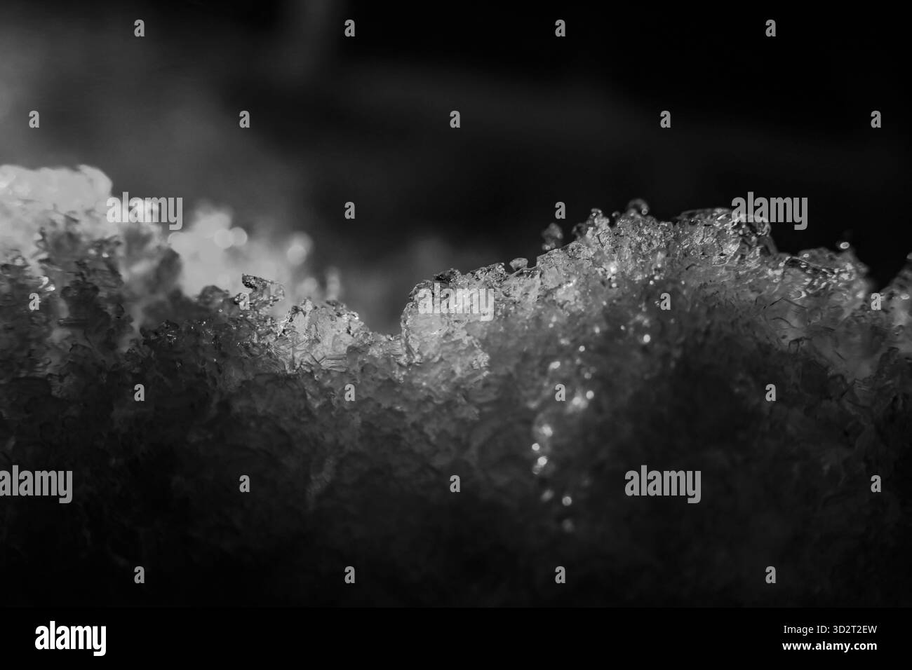 I delicati cristalli di ghiaccio sfoggiano un'intricata texture di ghiaccio. Il macro invernale freddo cattura i motivi astratti naturali congelati. Dettagli della superficie luccicanti evocano Foto Stock