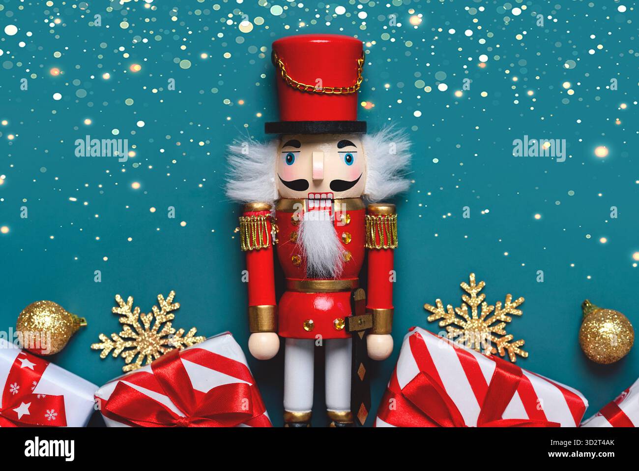 Primo piano del soldato di giocattoli di natale dello schiaccianoci con scatole regalo di natale, palle di natale e luci di natale su sfondo blu. Natale co Foto Stock