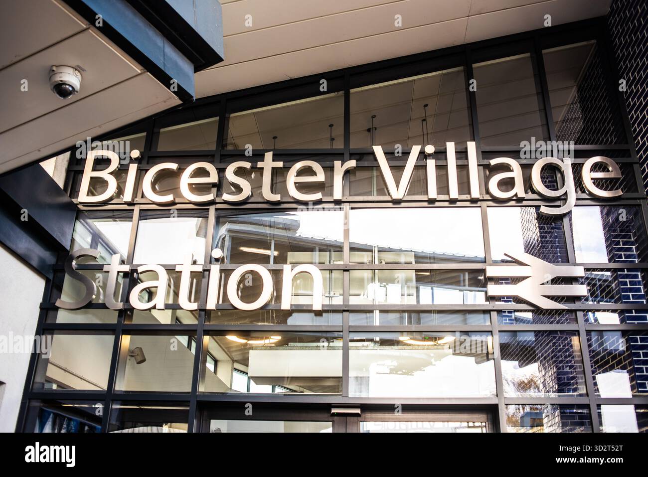 Bicester Village Station Sign, Bicester, Oxfordshire, Inghilterra Foto Stock