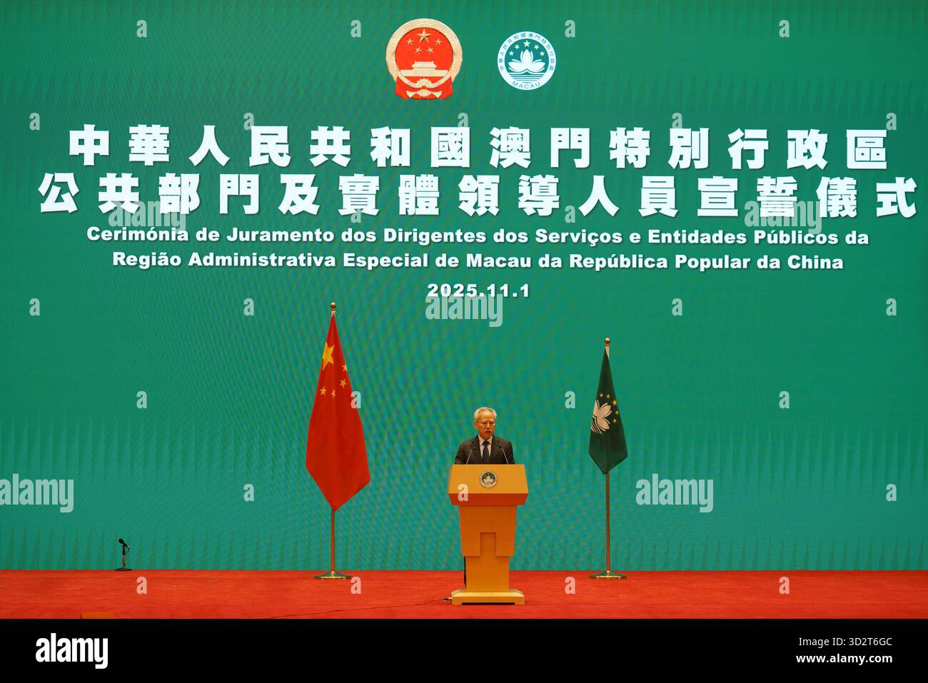 Macao, Cina. 1 novembre 2025. Sam Hou-fai, amministratore delegato di Macao, parla dopo una cerimonia di giuramento tenutasi il 1° novembre 2025 a Macao, in Cina. Il 1° novembre il governo della regione amministrativa speciale di Macao ha tenuto una cerimonia di giuramento per i principali funzionari dei dipartimenti e degli enti pubblici. Credito: Zheng Ji,China News Service / Alamy Live News Foto Stock