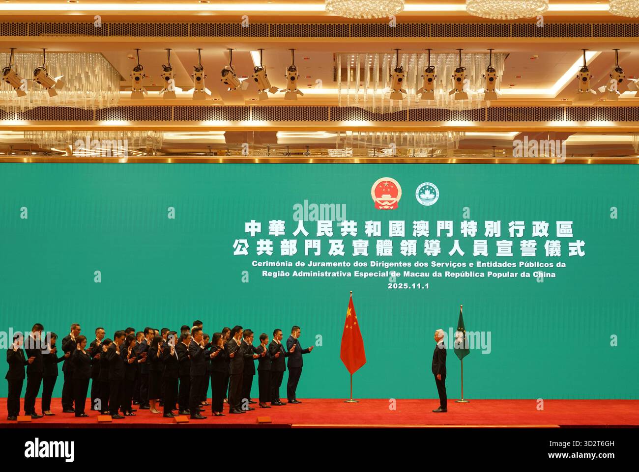 Macao, Cina. 1 novembre 2025. I principali funzionari dei dipartimenti e delle entità pubbliche partecipano a una cerimonia di giuramento sotto la supervisione del Segretario per l'economia e le finanze di Macao Tai Kin IP il 1° novembre 2025 a Macao, in Cina. Il 1° novembre il governo della regione amministrativa speciale di Macao ha tenuto una cerimonia di giuramento per i principali funzionari dei dipartimenti e degli enti pubblici. Credito: Zheng Ji,China News Service / Alamy Live News Foto Stock