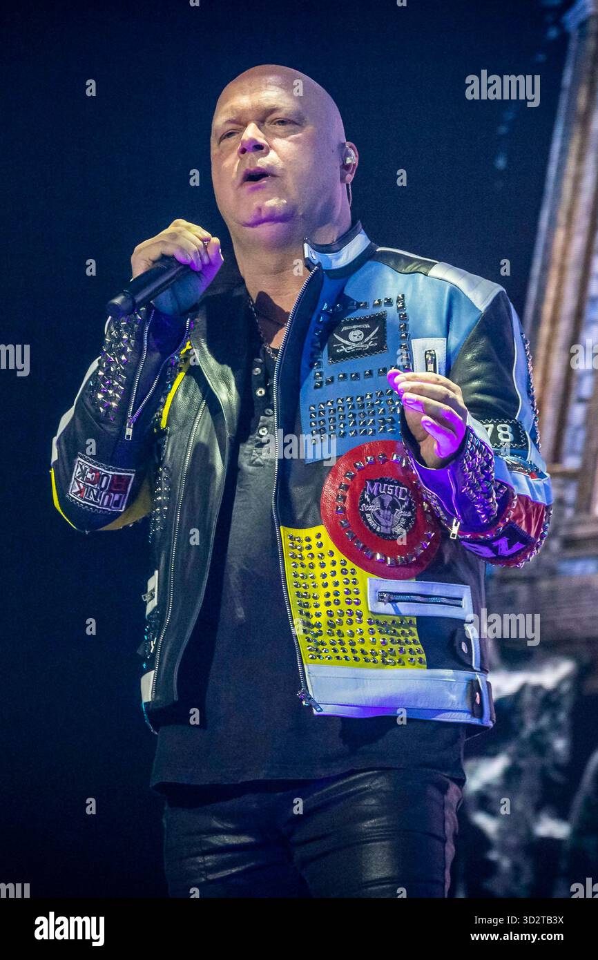 Michael Kiske von Helloween live bei einem Konzert ihrer 40 Years Anniversary Tour nella der Barclays Arena. Amburgo, 01.11.2025 *** Michael Kiske degli Helloween dal vivo ad un concerto del loro 40 Years Anniversary Tour alla Barclays Arena Hamburg, 01 11 2025 foto:XC.xSpeidelx/xFuturexImagex helloween_5108 Foto Stock