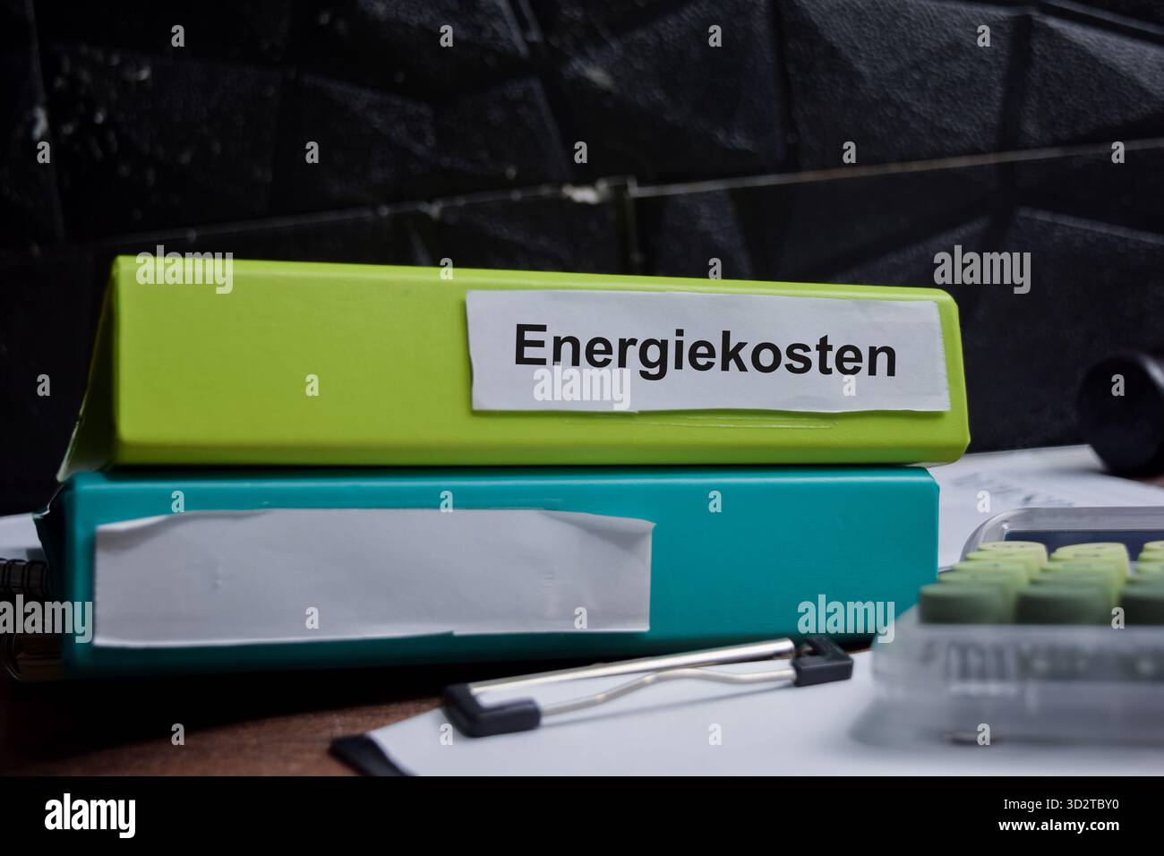 Cartelle con l'etichetta energiekosten in tedesco significa costi energetici Foto Stock