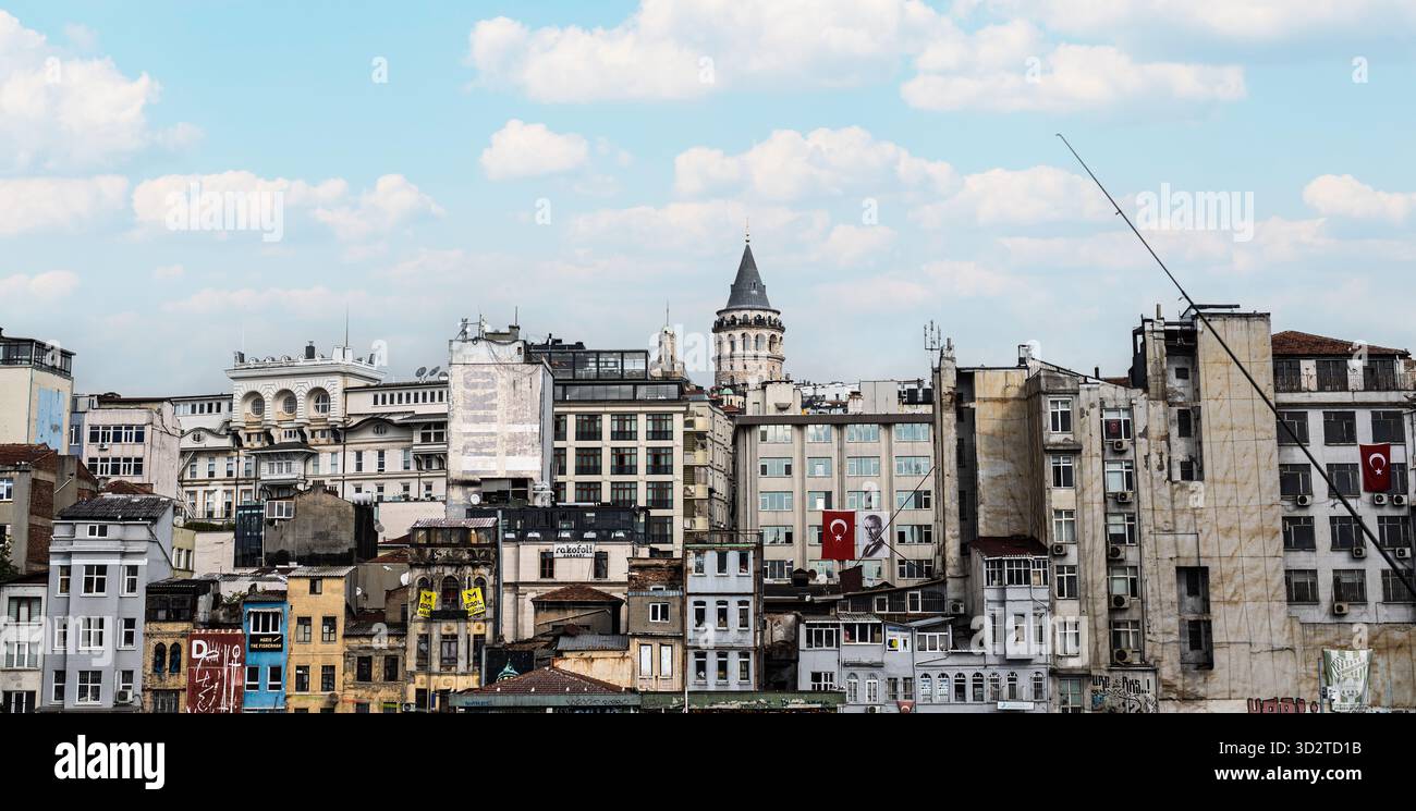 ISTANBUL, TURCHIA - 1 NOVEMBRE 2025: Vista dello skyline del quartiere di Galata (Karakoy) con la Torre di Galata e gli edifici antichi, con una bandiera turca Foto Stock