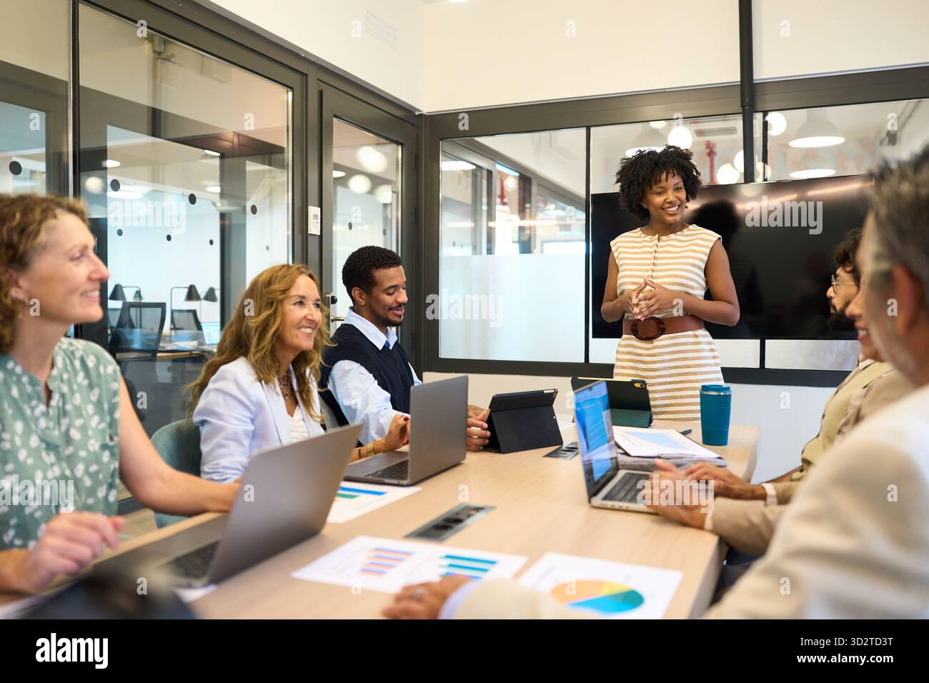 Diversi team aziendali collaborano durante la presentazione della riunione d'ufficio Foto Stock