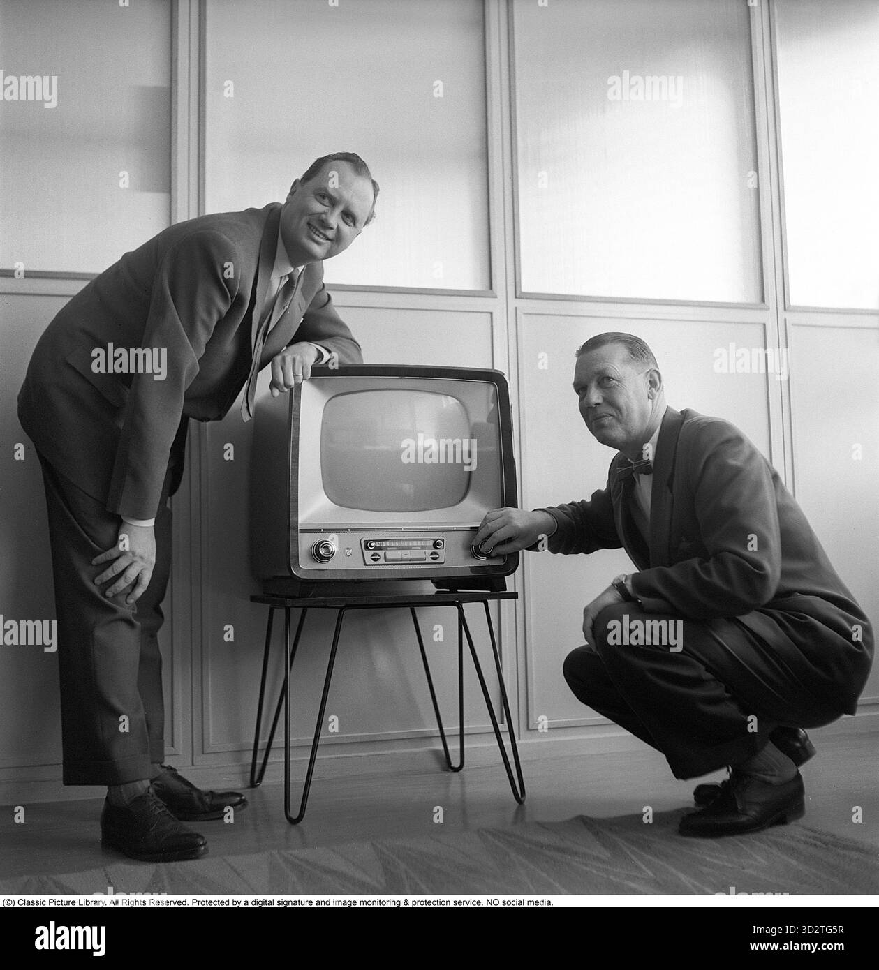 Televisione negli anni '1950 Uno dei primi televisori prodotti da Philips nel design d'epoca e su un piedistallo di metallo con la possibilità di visualizzare solo le trasmissioni televisive in bianco e nero. Le manopole sulla parte anteriore controllano l'immagine e l'audio. 1956 Svahn Foto Stock