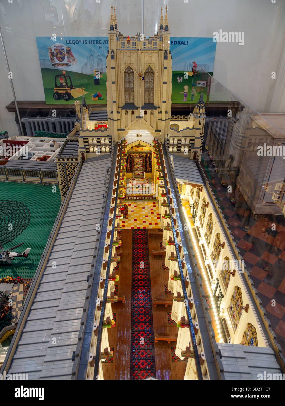 Modello LEGO della Cattedrale di St Edmundsbury in costruzione all'interno della vera cattedrale, Bury St Edmunds, Regno Unito Foto Stock