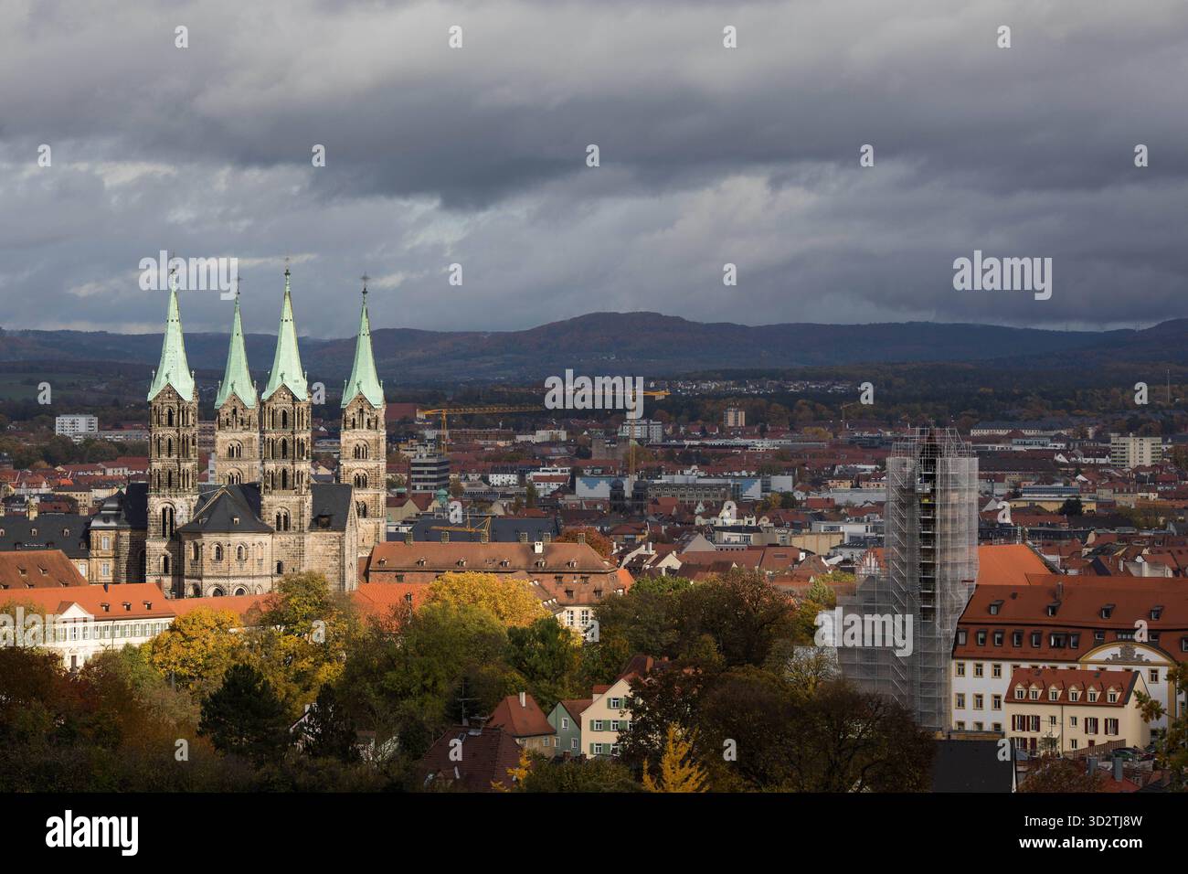 Bamberga, Deutschland 27.10.2025: IM Bild: Blick auf die Altstadt von Bamberg mit dem Bamberger Dom St. Peter und St. Georg, dessen vier Türme das Stadtbild prägen. Die historische Altstadt gehört zum UNESCO-Weltkulturerbe und zählt zu den besterhaltenen mittelalterlichen Stadtzentren Europas. Symbolbild für Kultur, Geschichte und Architektur a Bayern. *** Bamberga, Germania 27 10 2025 nella foto Vista della città vecchia di Bamberga con la Cattedrale di San Pietro e San Giorgio di Bamberga, le cui quattro torri dominano il paesaggio urbano la storica città vecchia è un sito patrimonio dell'umanità dell'UNESCO ed è una delle Foto Stock