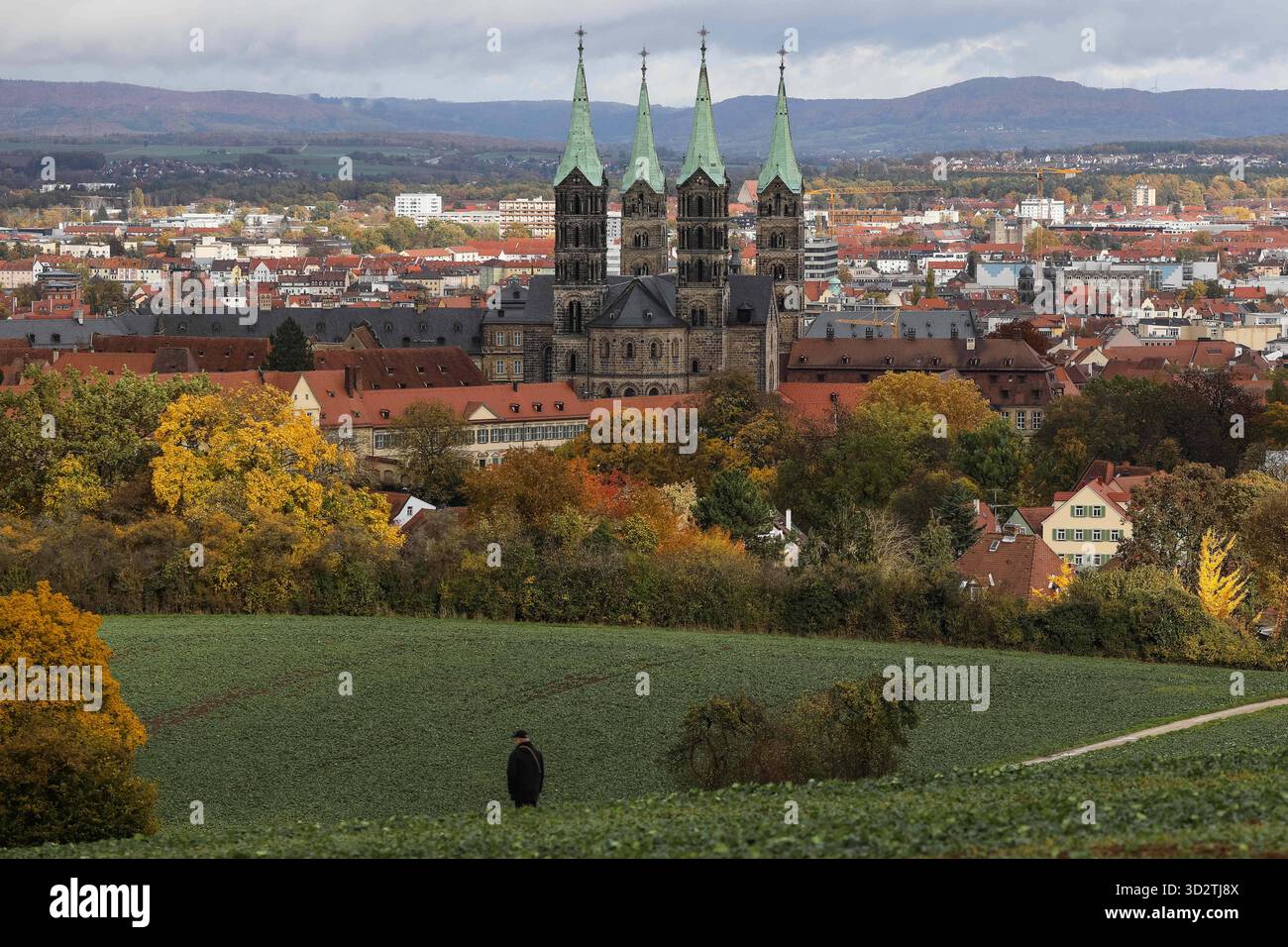 Bamberga, Deutschland 27.10.2025: IM Bild: Blick auf die Altstadt von Bamberg mit dem Bamberger Dom St. Peter und St. Georg, dessen vier Türme das Stadtbild prägen. Die historische Altstadt gehört zum UNESCO-Weltkulturerbe und zählt zu den besterhaltenen mittelalterlichen Stadtzentren Europas. Symbolbild für Kultur, Geschichte und Architektur a Bayern. *** Bamberga, Germania 27 10 2025 nella foto Vista della città vecchia di Bamberga con la Cattedrale di San Pietro e San Giorgio di Bamberga, le cui quattro torri dominano il paesaggio urbano la storica città vecchia è un sito patrimonio dell'umanità dell'UNESCO ed è una delle Foto Stock