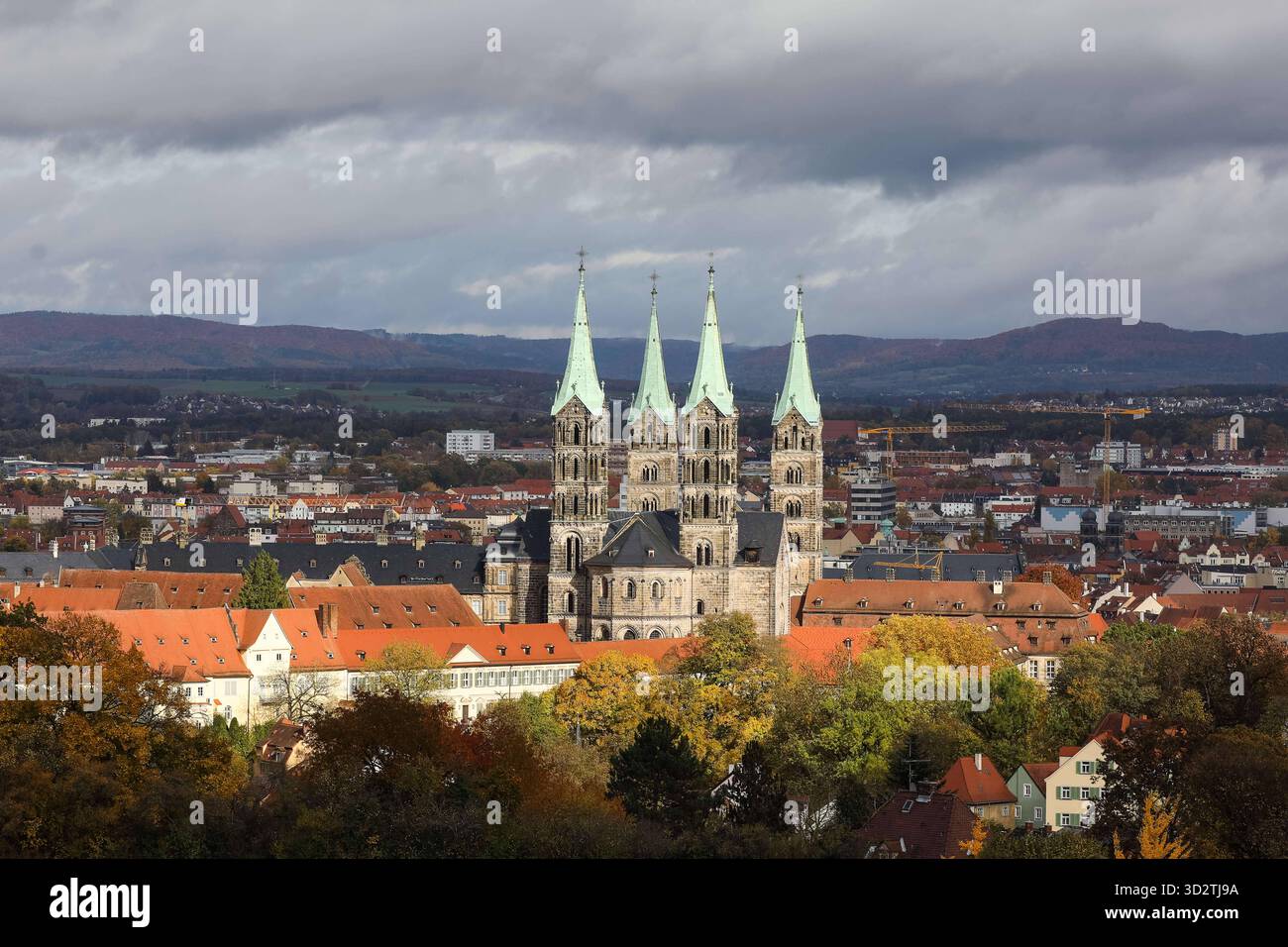 Bamberga, Deutschland 27.10.2025: IM Bild: Blick auf die Altstadt von Bamberg mit dem Bamberger Dom St. Peter und St. Georg, dessen vier Türme das Stadtbild prägen. Die historische Altstadt gehört zum UNESCO-Weltkulturerbe und zählt zu den besterhaltenen mittelalterlichen Stadtzentren Europas. Symbolbild für Kultur, Geschichte und Architektur a Bayern. *** Bamberga, Germania 27 10 2025 nella foto Vista della città vecchia di Bamberga con la Cattedrale di San Pietro e San Giorgio di Bamberga, le cui quattro torri dominano il paesaggio urbano la storica città vecchia è un sito patrimonio dell'umanità dell'UNESCO ed è una delle Foto Stock