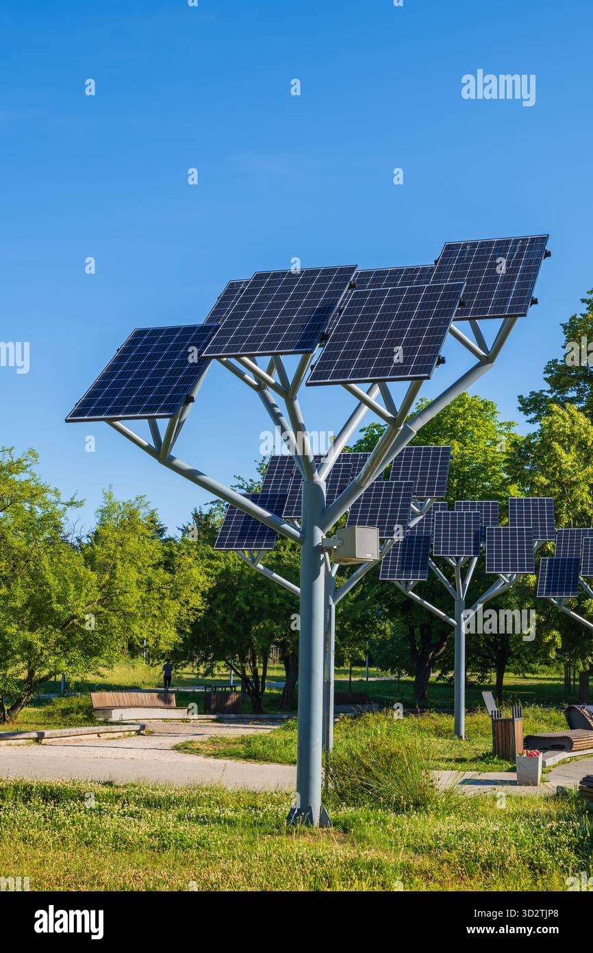 Pannelli solari nel parco cittadino, moduli fotovoltaici, fonte di energia rinnovabile sostenibile. Foto Stock